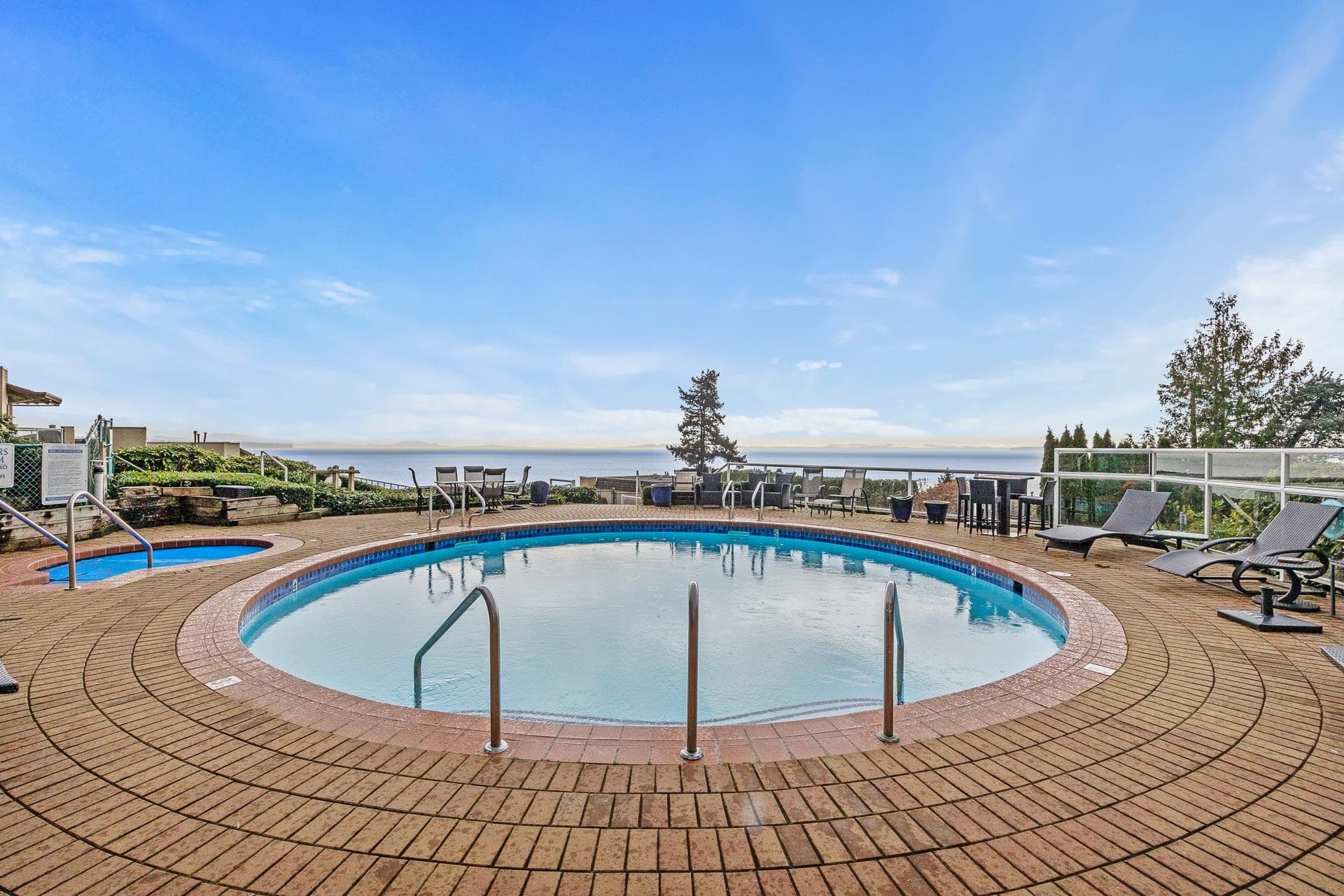 102 - 15025 Victoria Avenue, White Rock, V4B 1G2 — photo 2