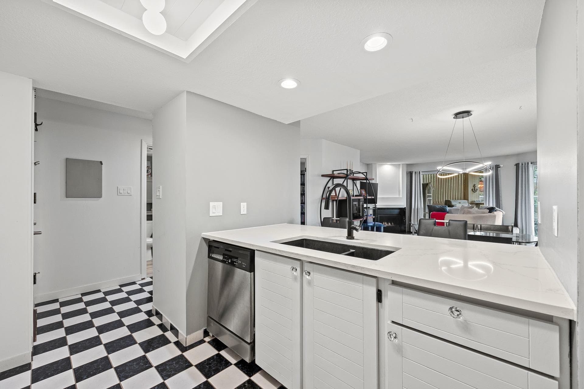 102 - 15025 Victoria Avenue, White Rock, V4B 1G2 — photo 5