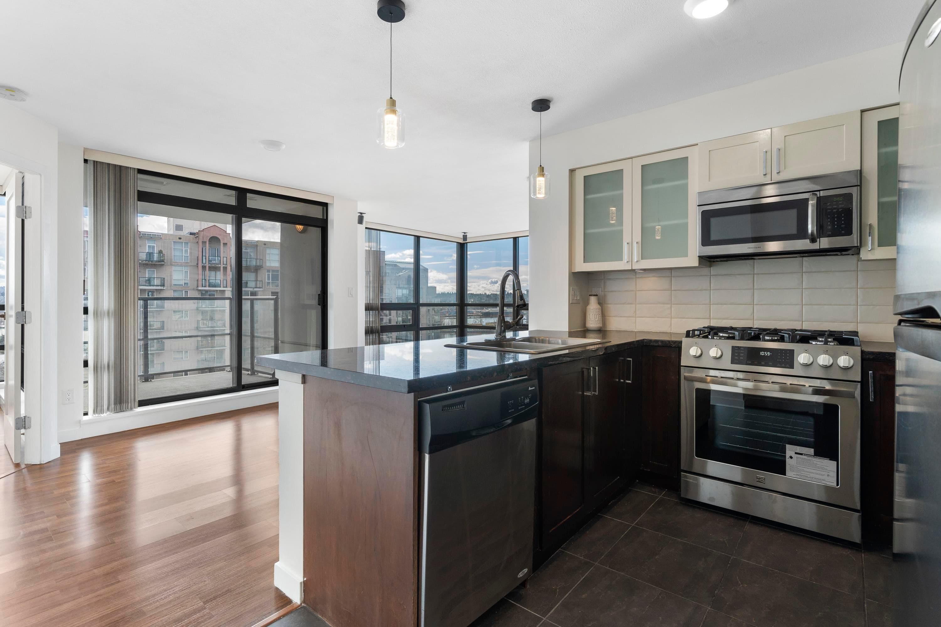 1903 - 1 Renaissance Square, New Westminster, V3M 0B6 — photo 2