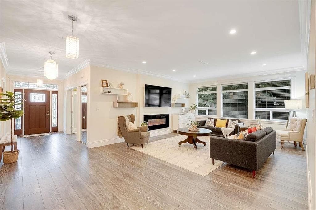 13668 North Bluff Road, White Rock