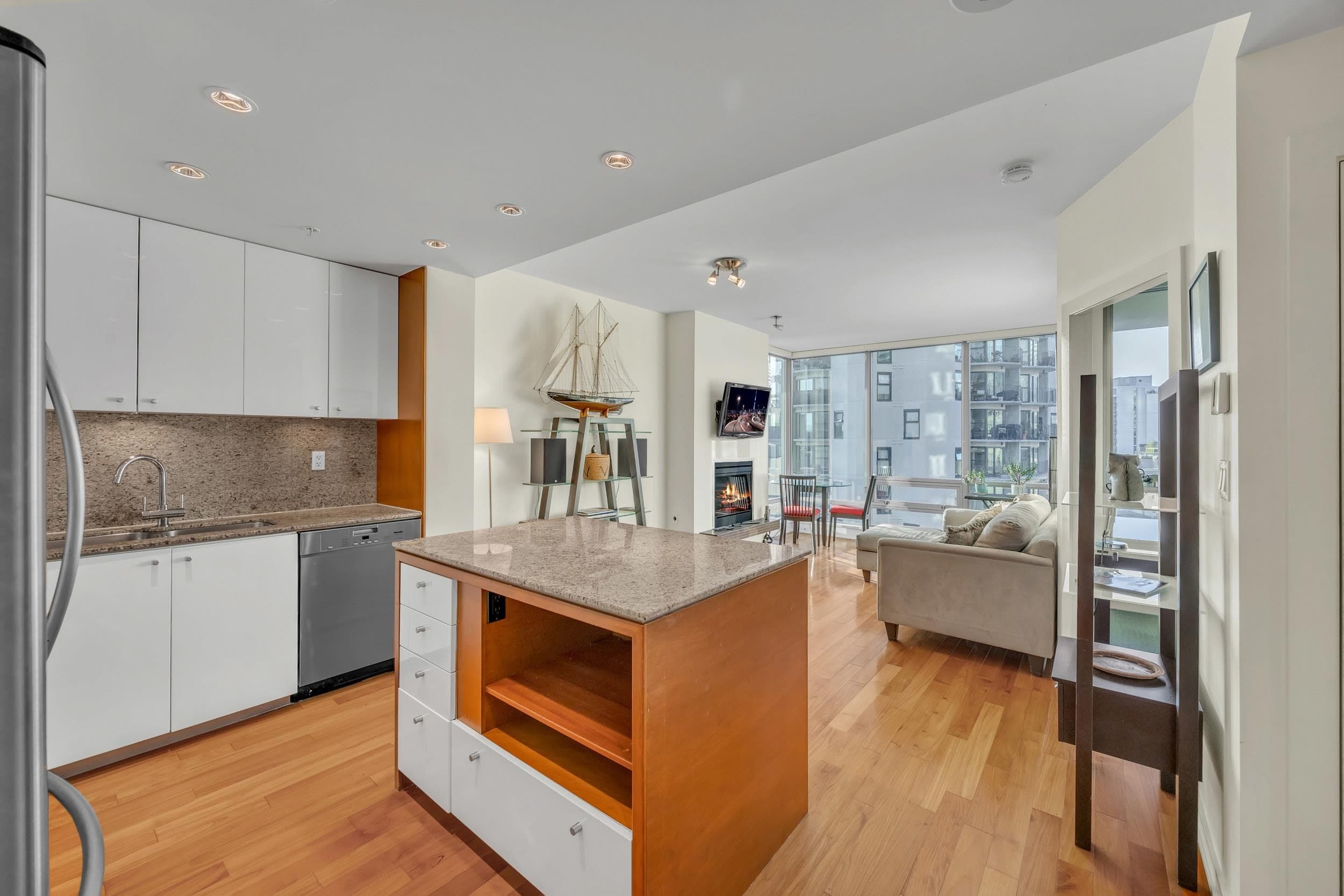 805 - 1005 Beach Avenue, Vancouver, V6E 3W2 — photo 2