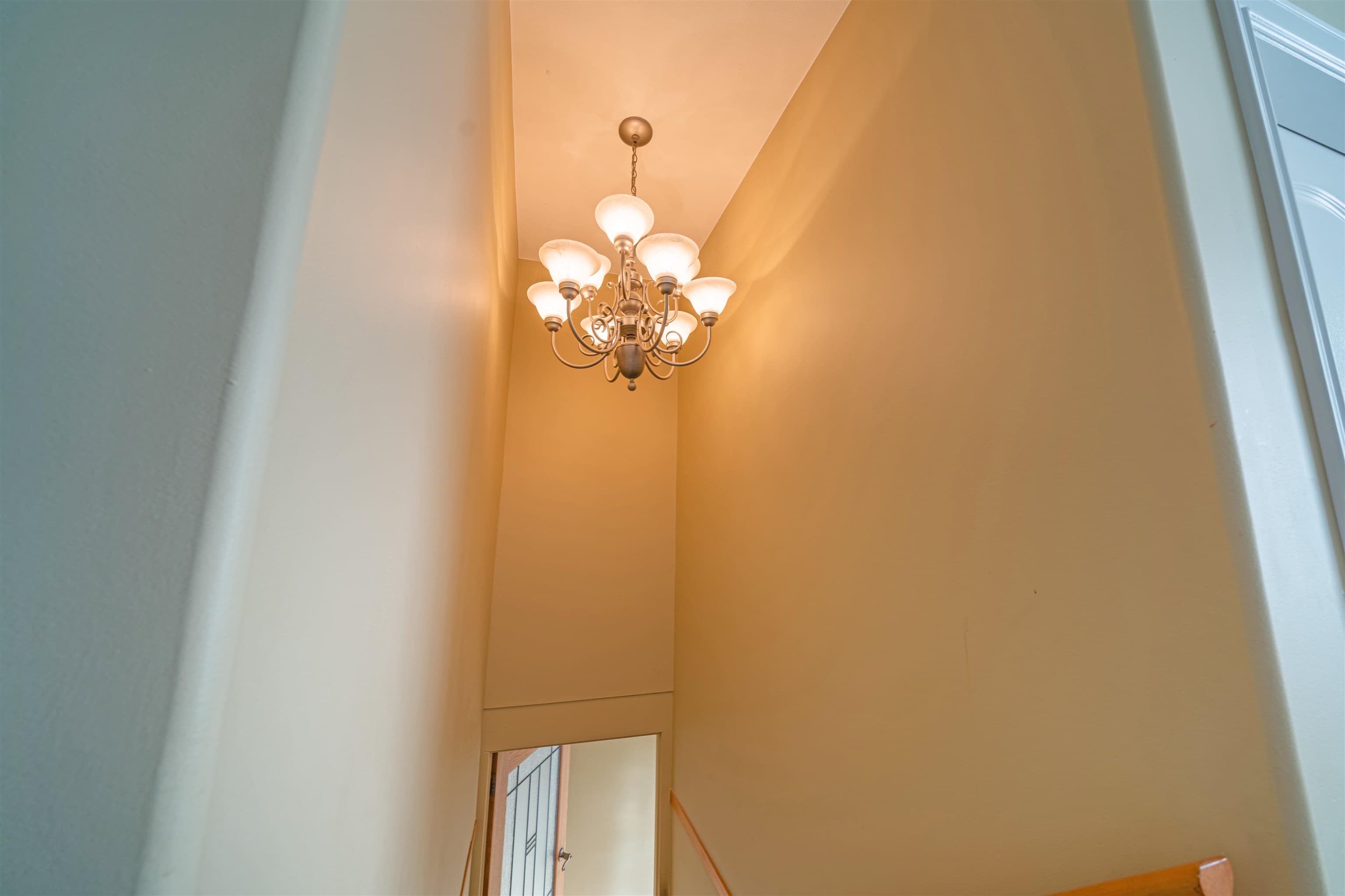 2052 Westview Drive, North Vancouver, V7M 3B2 — photo 5