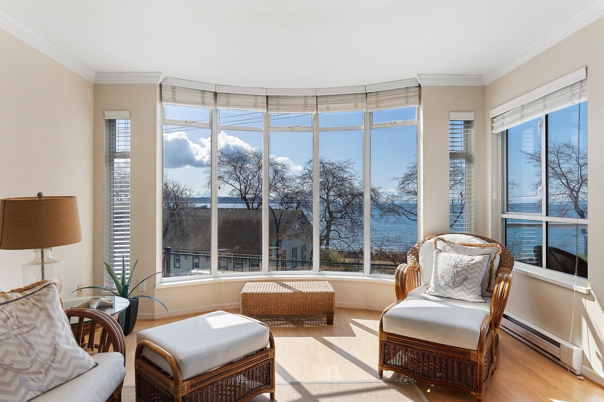 301 - 14965 Marine Drive, White Rock, V4B 1C3 — photo 1