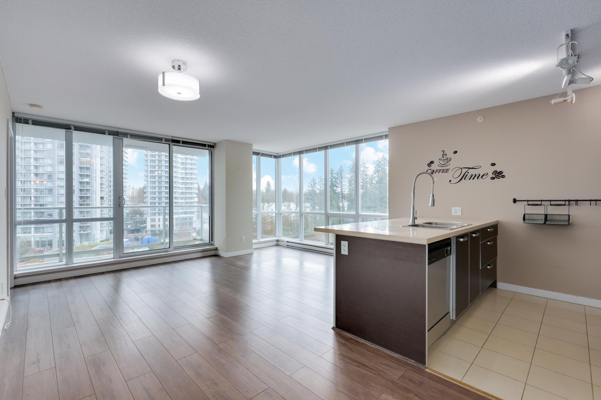 604 - 9981 Whalley Boulevard, Surrey, V3T 0G6 — photo 5