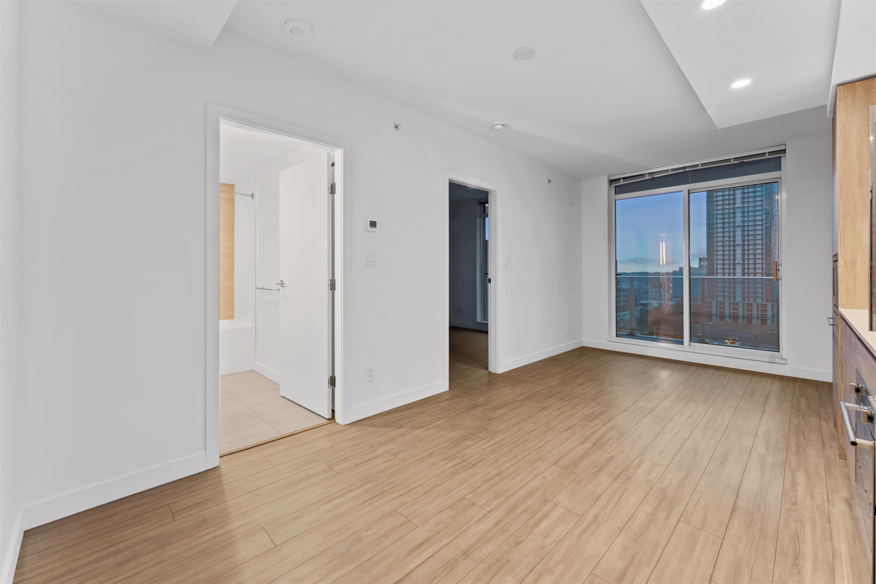 1001 - 13615 Fraser Highway, Surrey, V3T 0P7 — photo 4