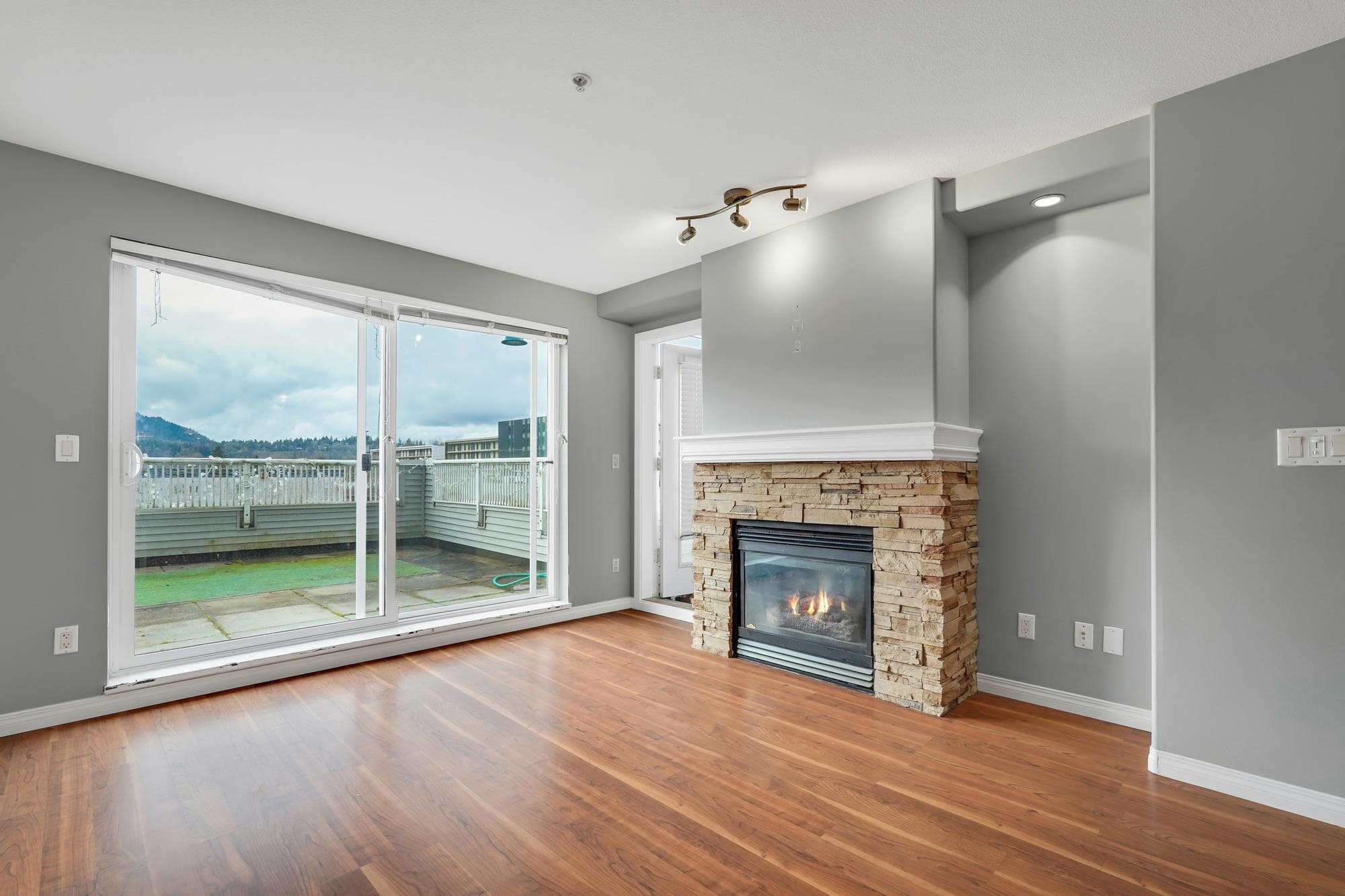 212 - 3136 St Johns Street, Port Moody, V3H 5E4 — photo 2