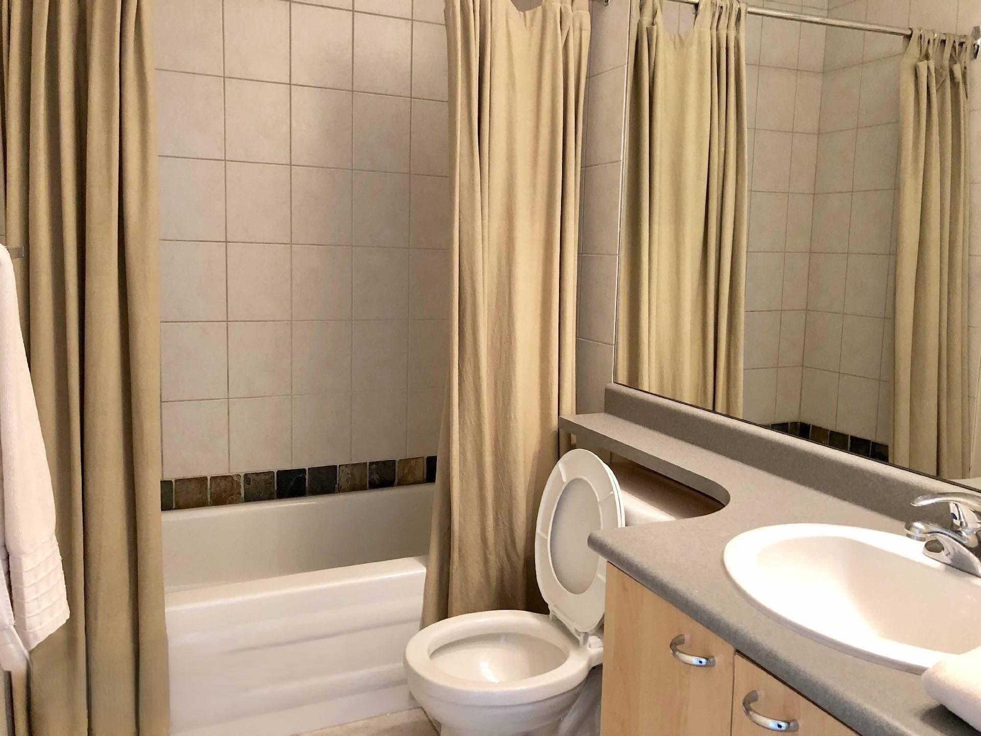609 - 1420 W Georgia Street, Vancouver, V6G 3K4 — photo 3