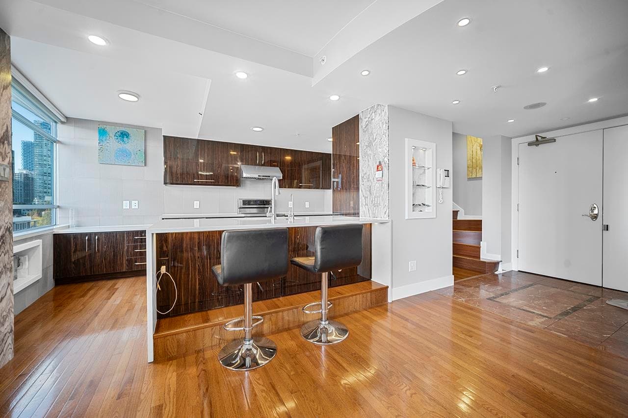 PH1003 - 1288 Marinaside Crescent, Vancouver, V6Z 2W5 — photo 5