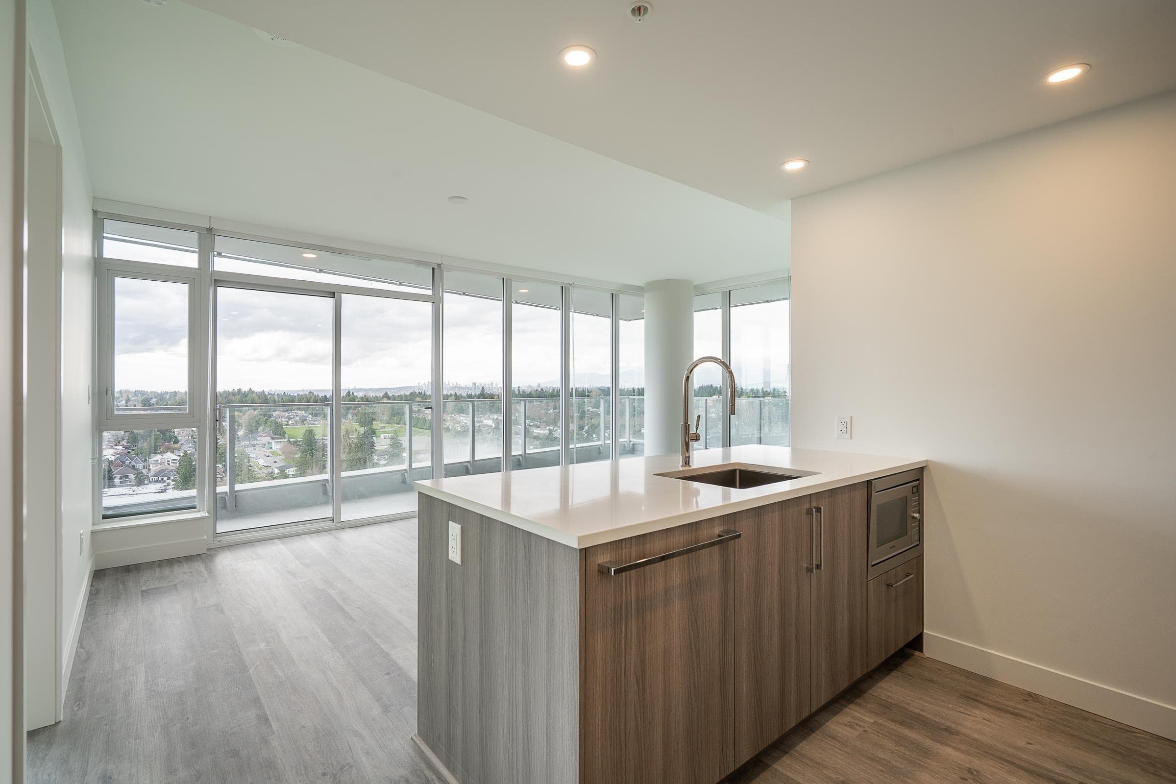 2104 - 9675 King George Boulevard, Surrey, V3T 0T7 — photo 4