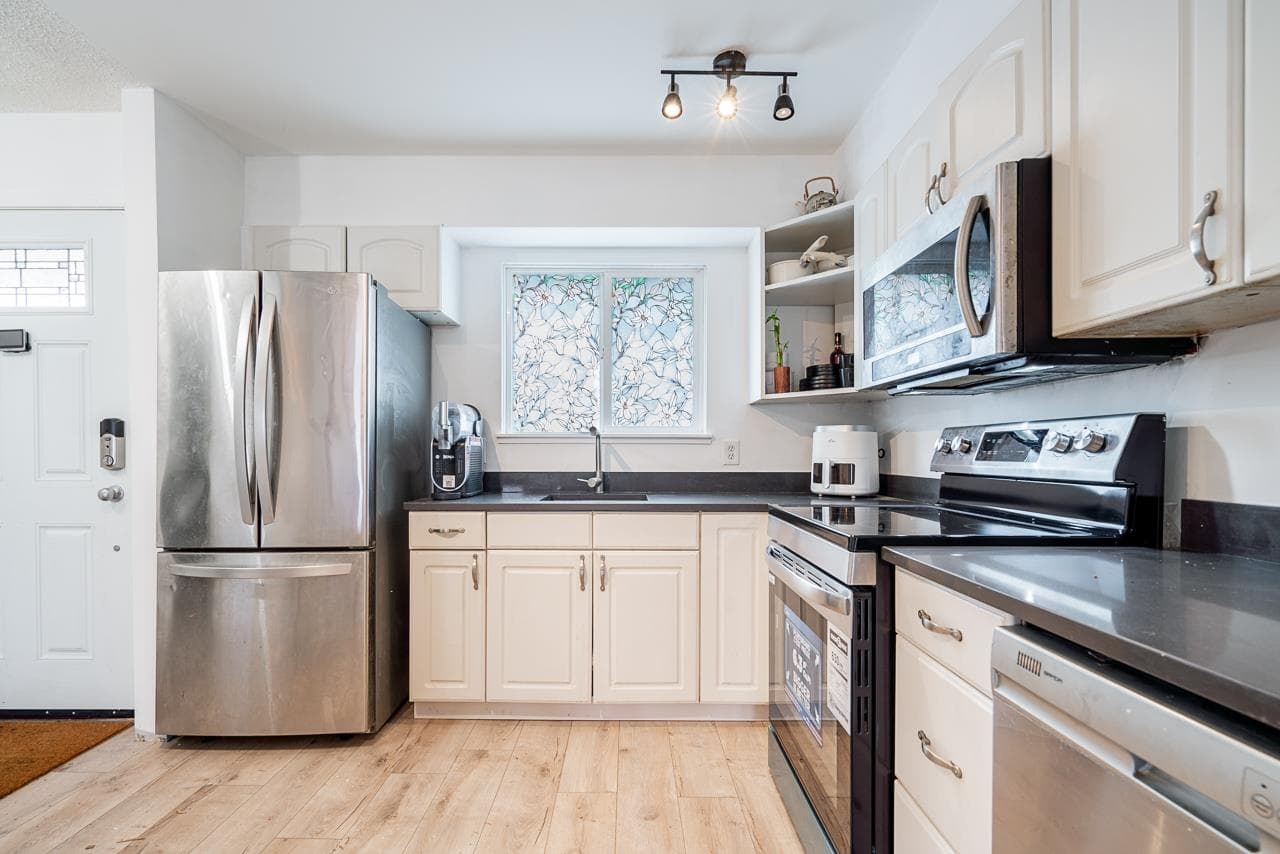 6043 W Greenside Drive, Surrey, V3S 5M8 — photo 1