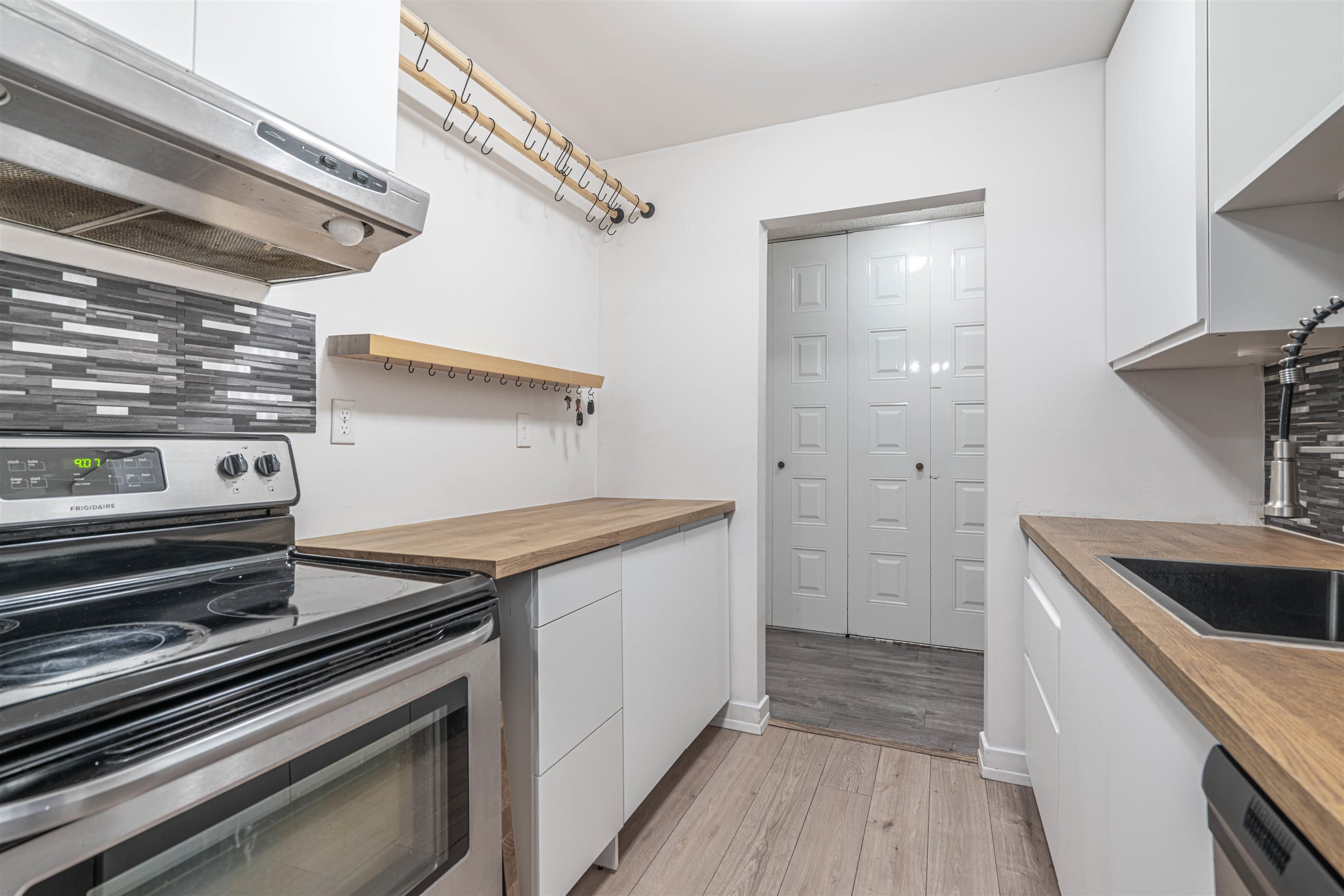 105 - 9584 Manchester Drive, Burnaby, V3N 4R1 — photo 3