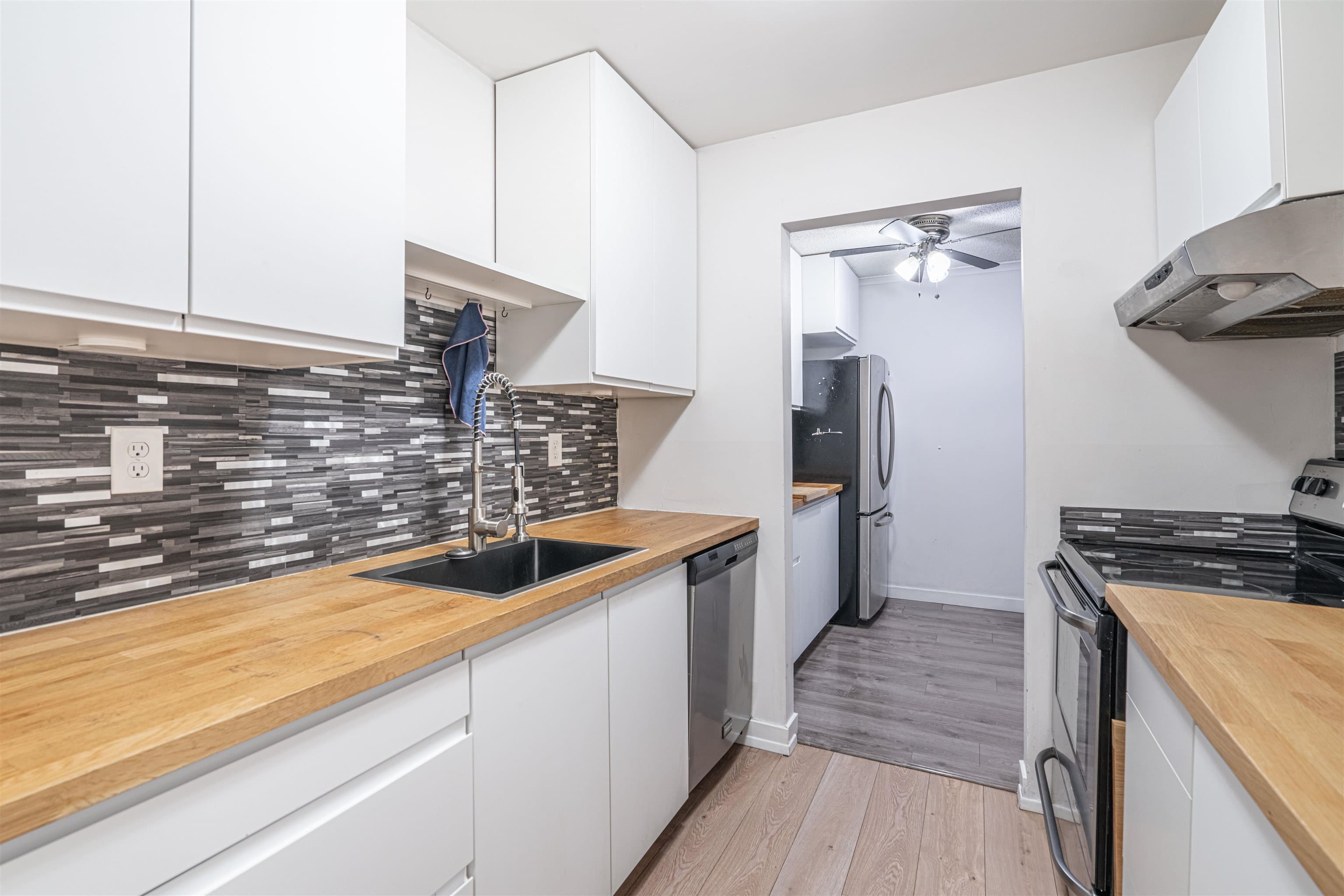 105 - 9584 Manchester Drive, Burnaby, V3N 4R1 — photo 4