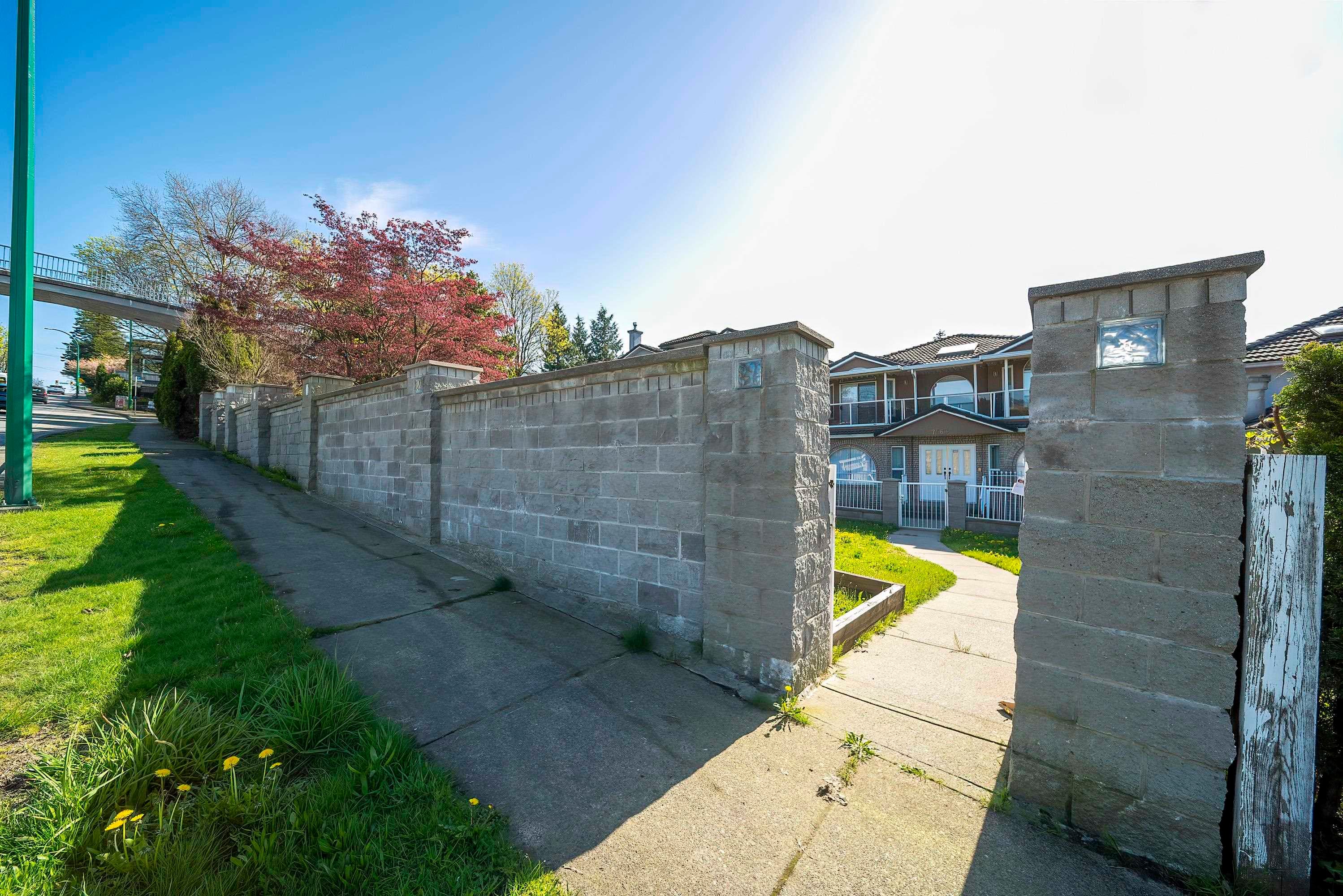 7563 Cariboo Road, Burnaby, V3N 4X2 — photo 2