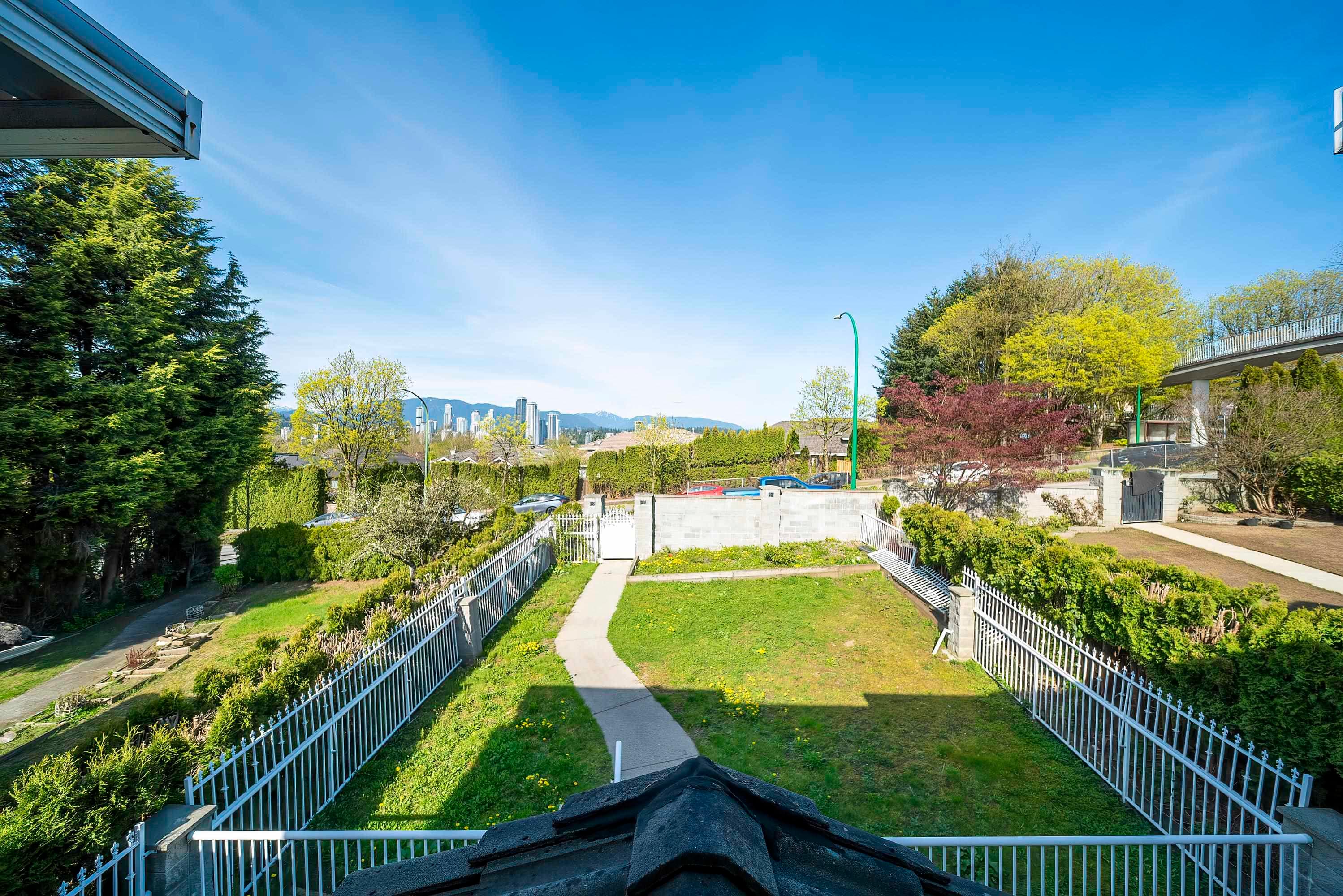 7563 Cariboo Road, Burnaby, V3N 4X2 — photo 4