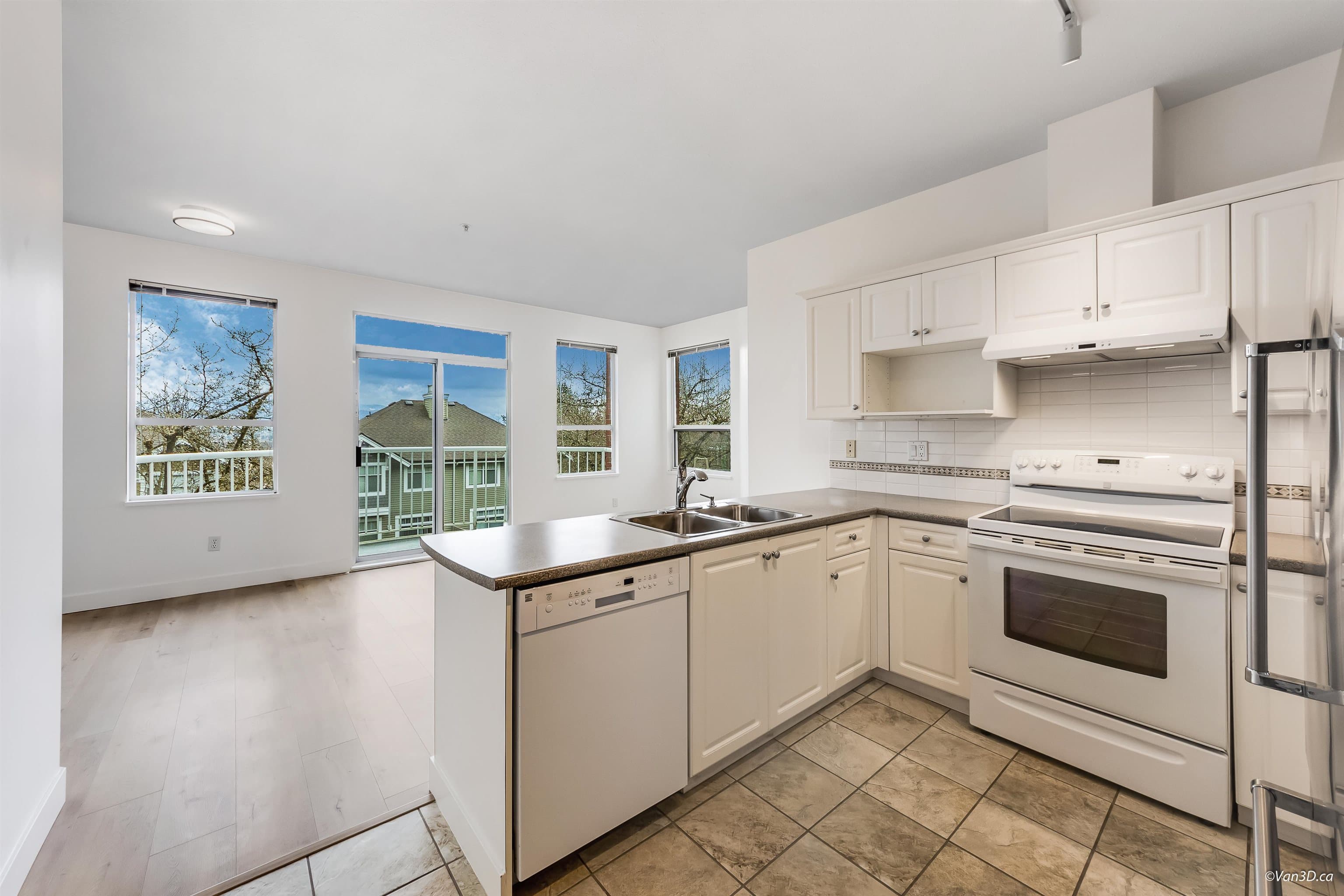 205 - 5270 Oakmount Crescent, Burnaby, V5H 4S1 — photo 4