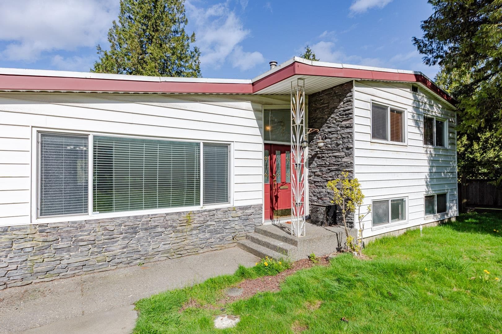 11411 Loughren Drive, Surrey, V3R 4Z5 — photo 2