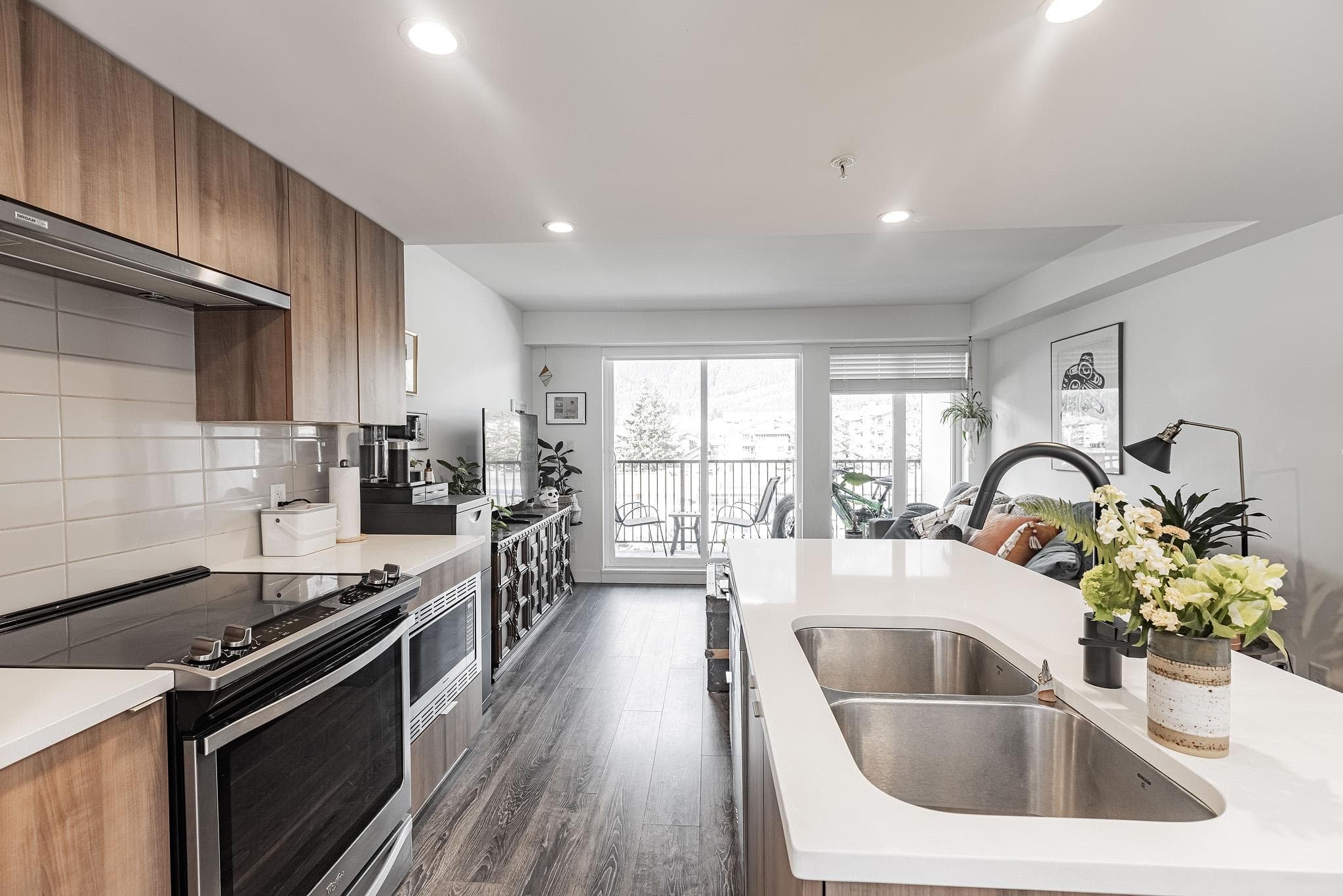 307 - 1365 Pemberton Avenue, Squamish, V8B 1B7 — photo 1