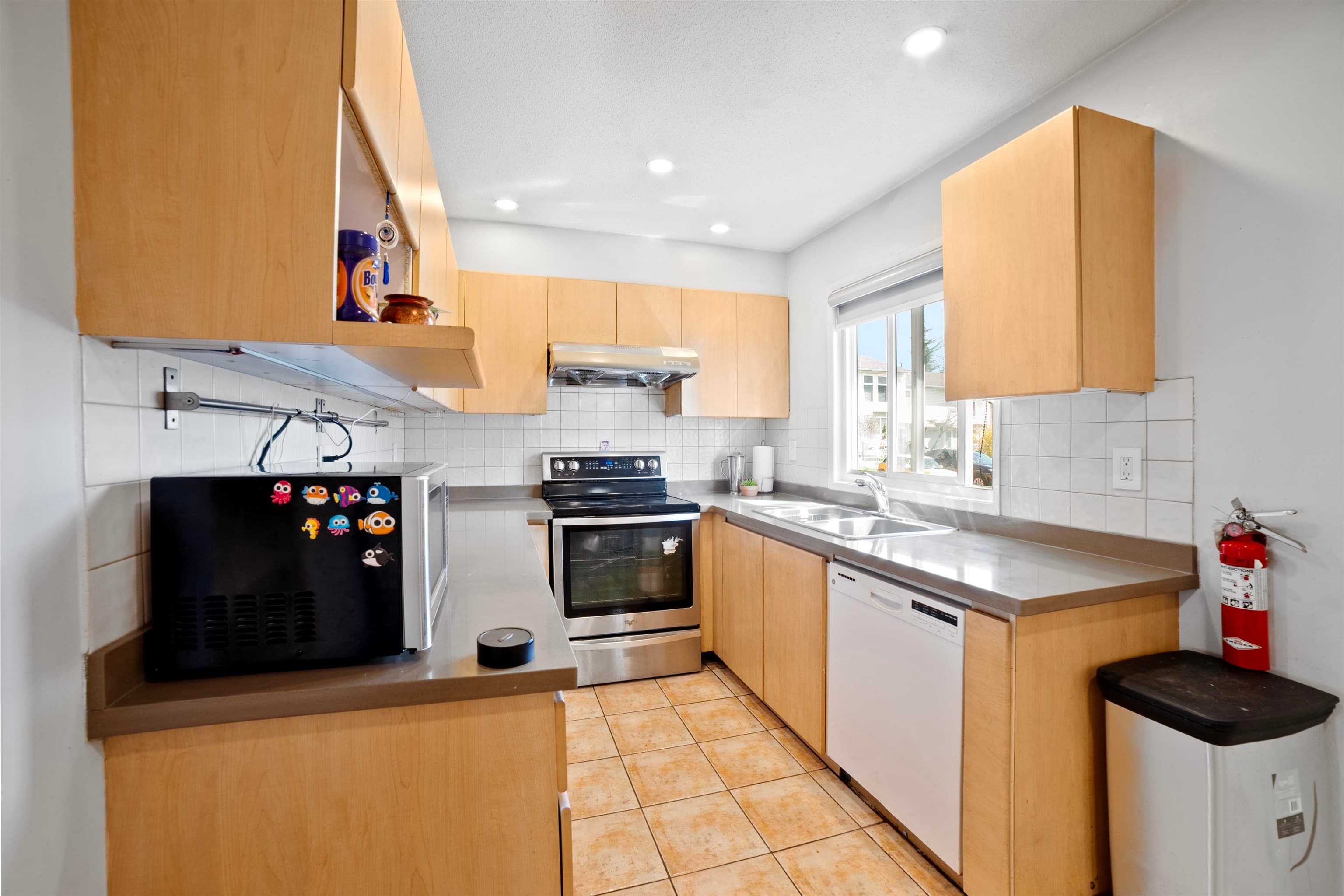 2 - 3558 E 49th Avenue, Vancouver, V5S 1M4 — photo 2