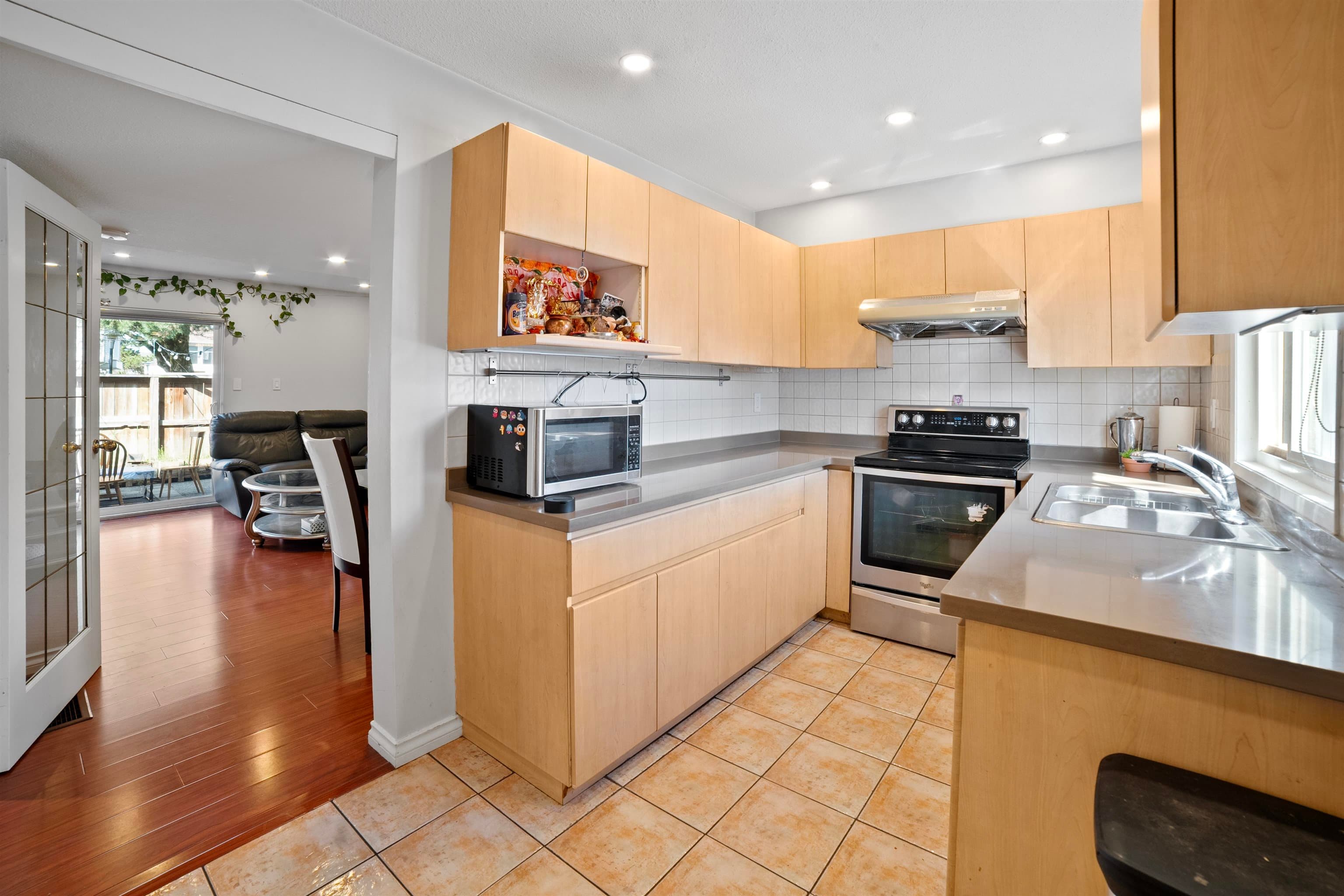 2 - 3558 E 49th Avenue, Vancouver, V5S 1M4 — photo 3