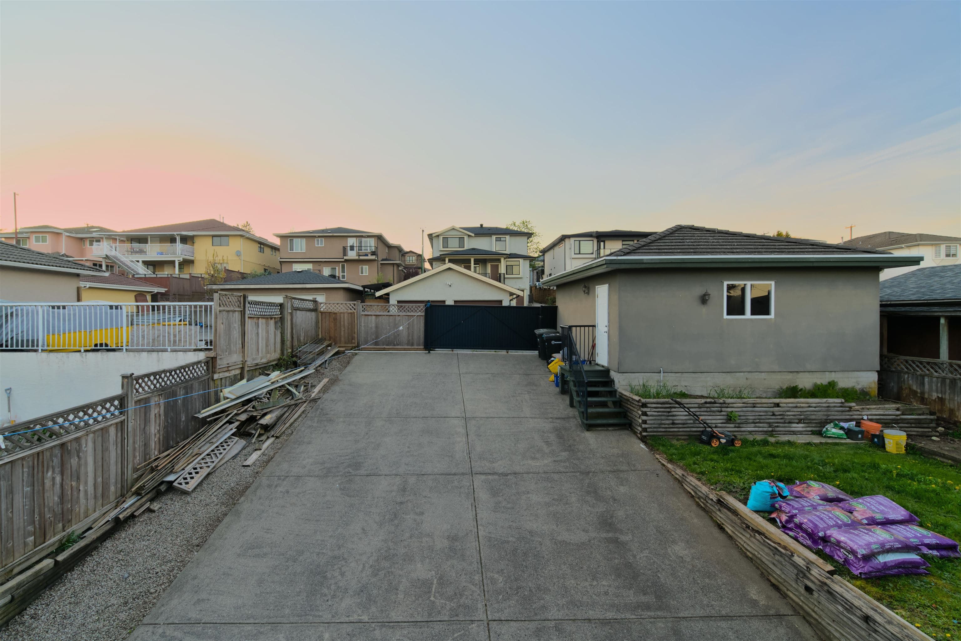 8051 11th Avenue, Burnaby, V3N 2N8 — photo 4