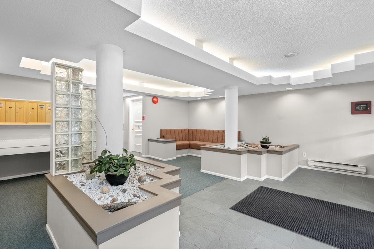 303 - 106 W Kings Road, North Vancouver, V7N 2L8 — photo 2