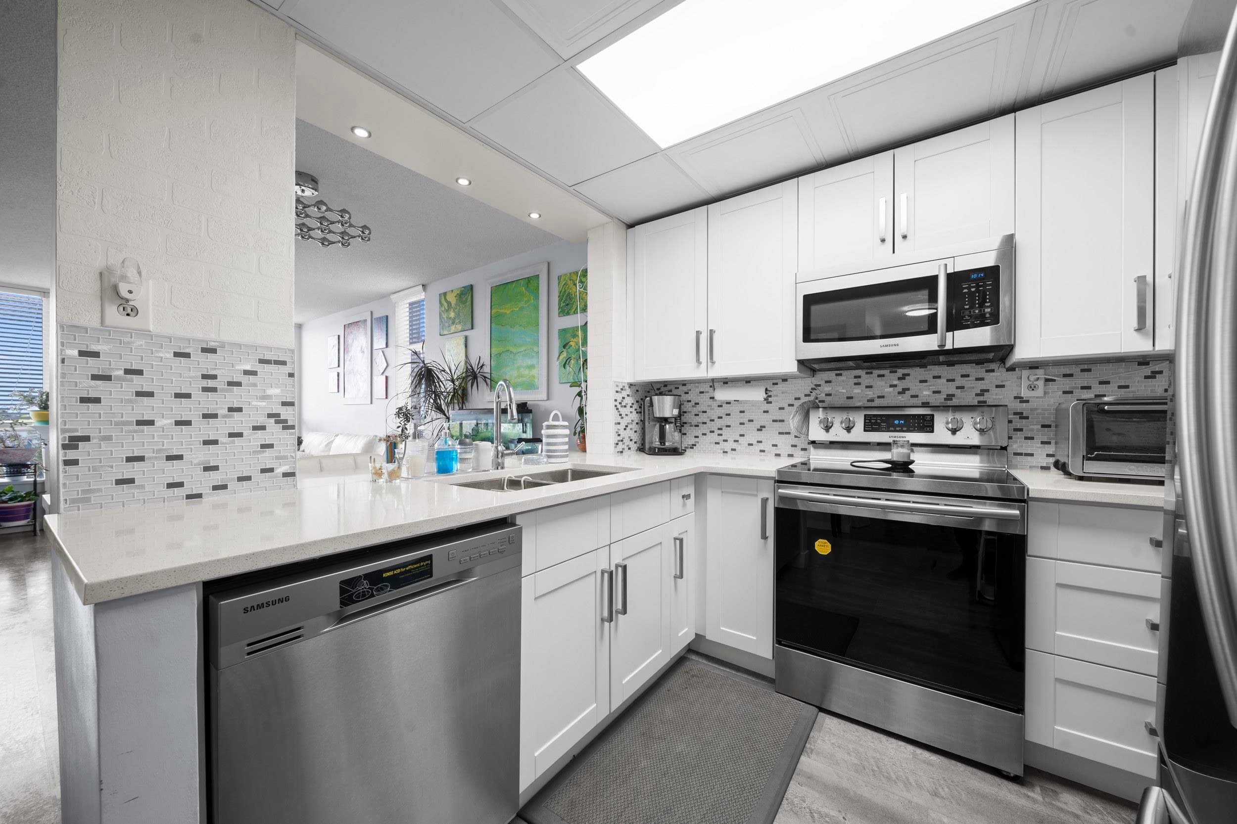1205 - 14881 103a Avenue, Surrey, V3R 0M5 — photo 4