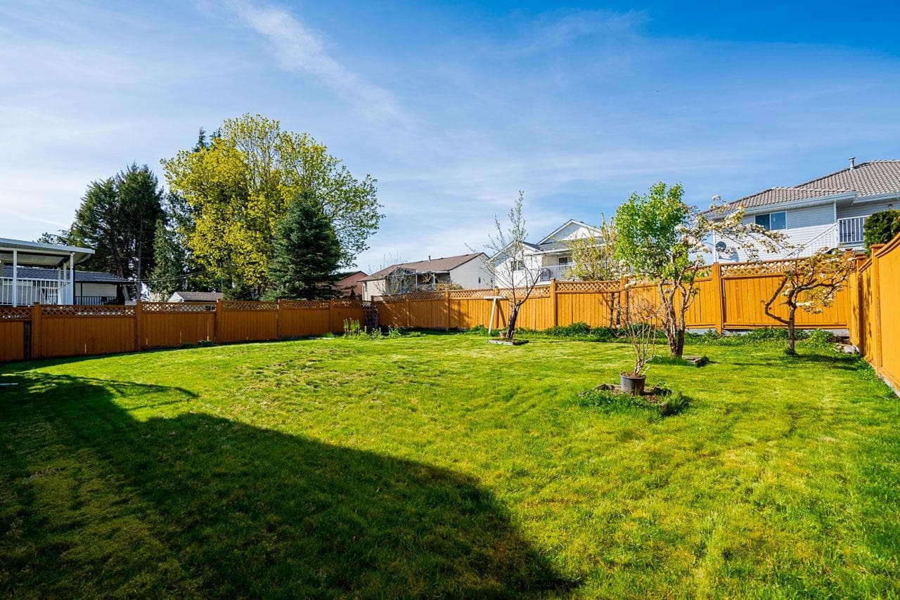 14317 89a Avenue, Surrey, V3V 7T1 — photo 3