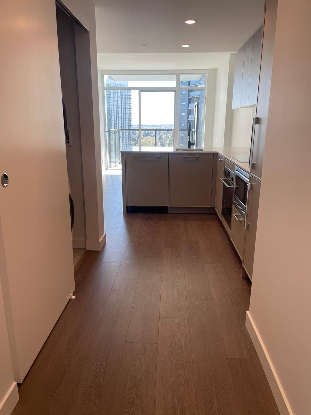 2111 - 13725 George Junction, Surrey, V3T 0V7 — photo 2