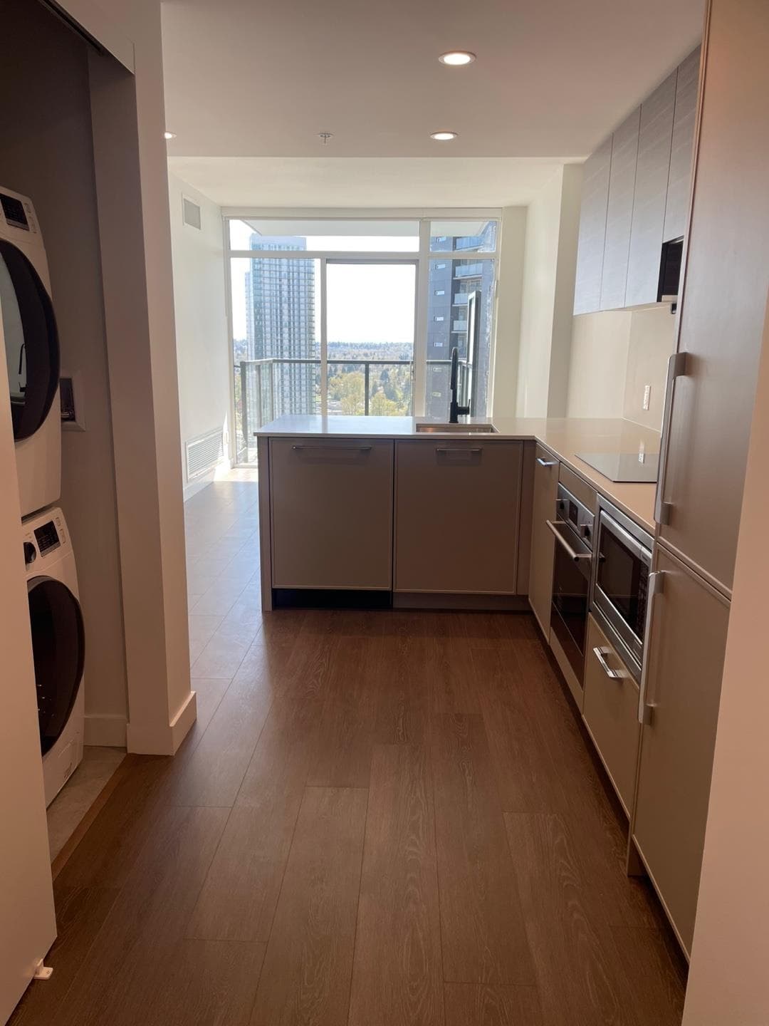 2111 - 13725 George Junction, Surrey, V3T 0V7 — photo 3