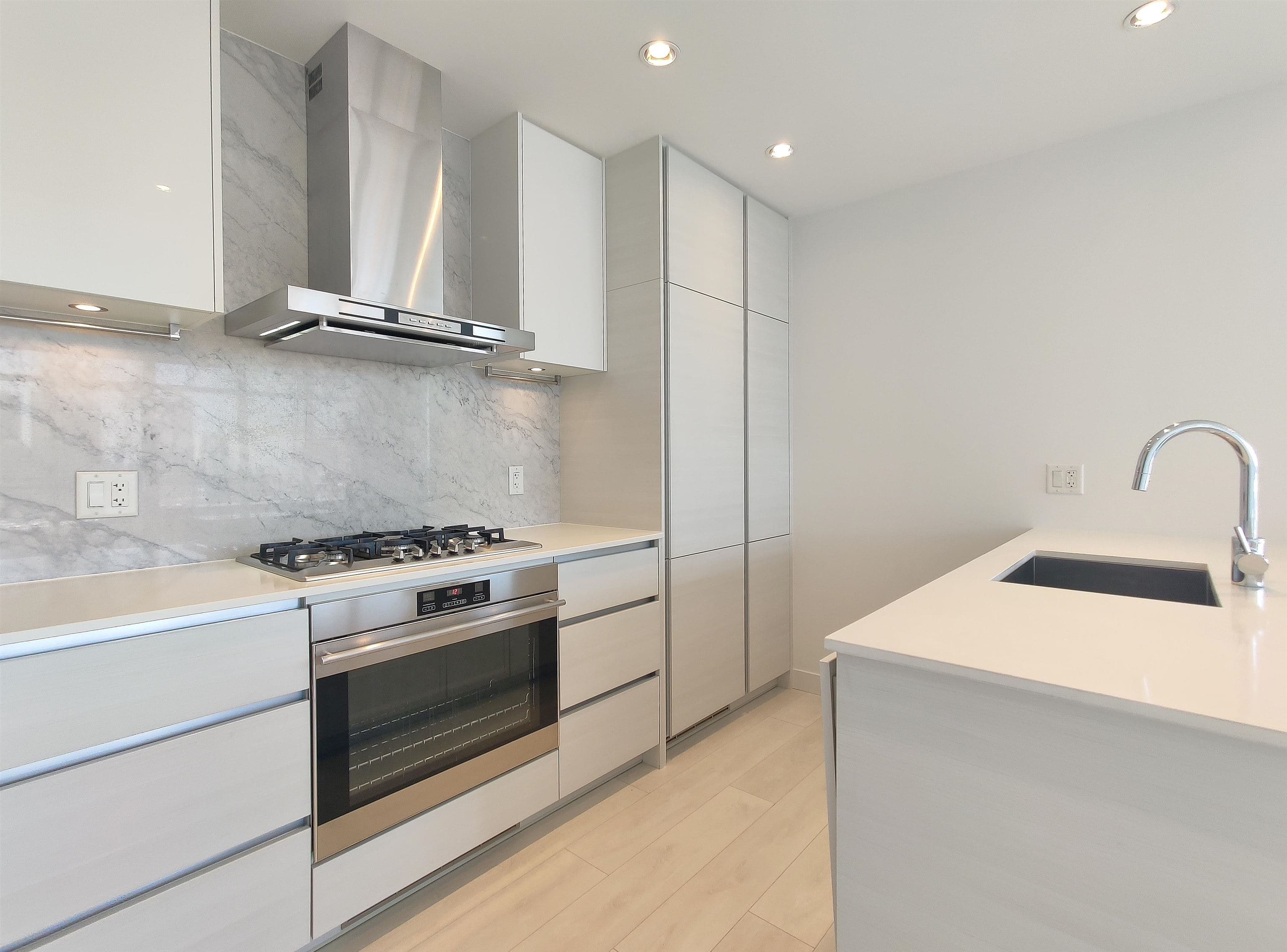 1510 - 6098 Station Street, Burnaby, V5H 0H4 — photo 2