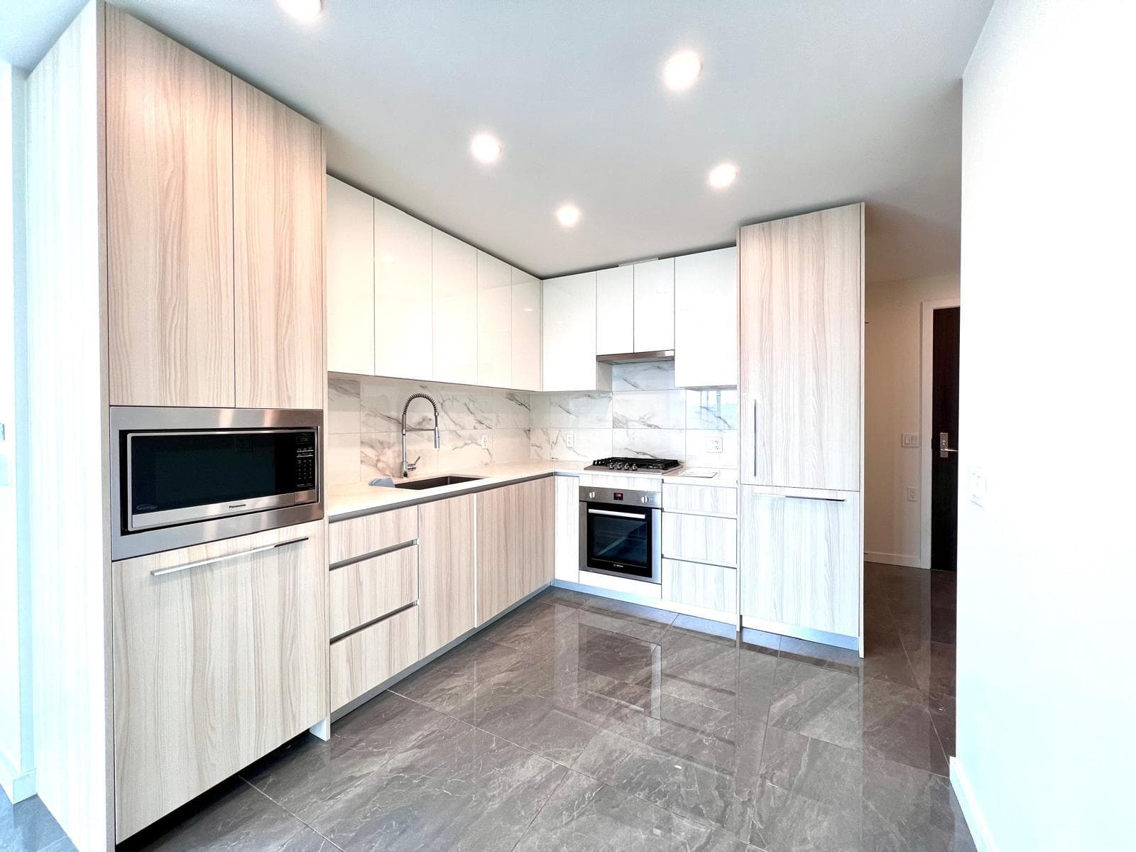 1108 - 5311 Goring Street, Burnaby, V5B 0B5 — photo 3