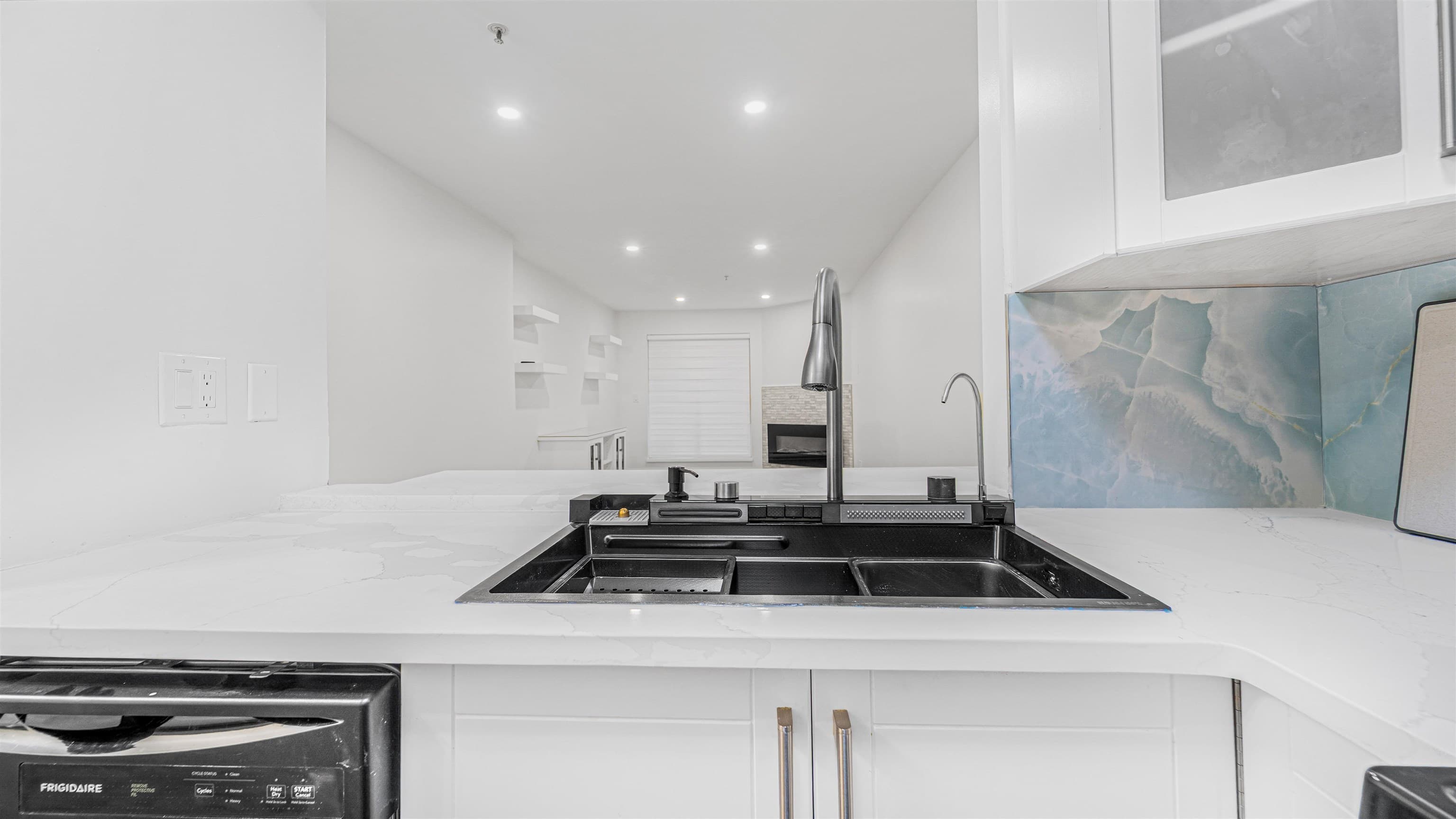 108 - 8110 120a Street, Surrey, V3W 3P3 — photo 4