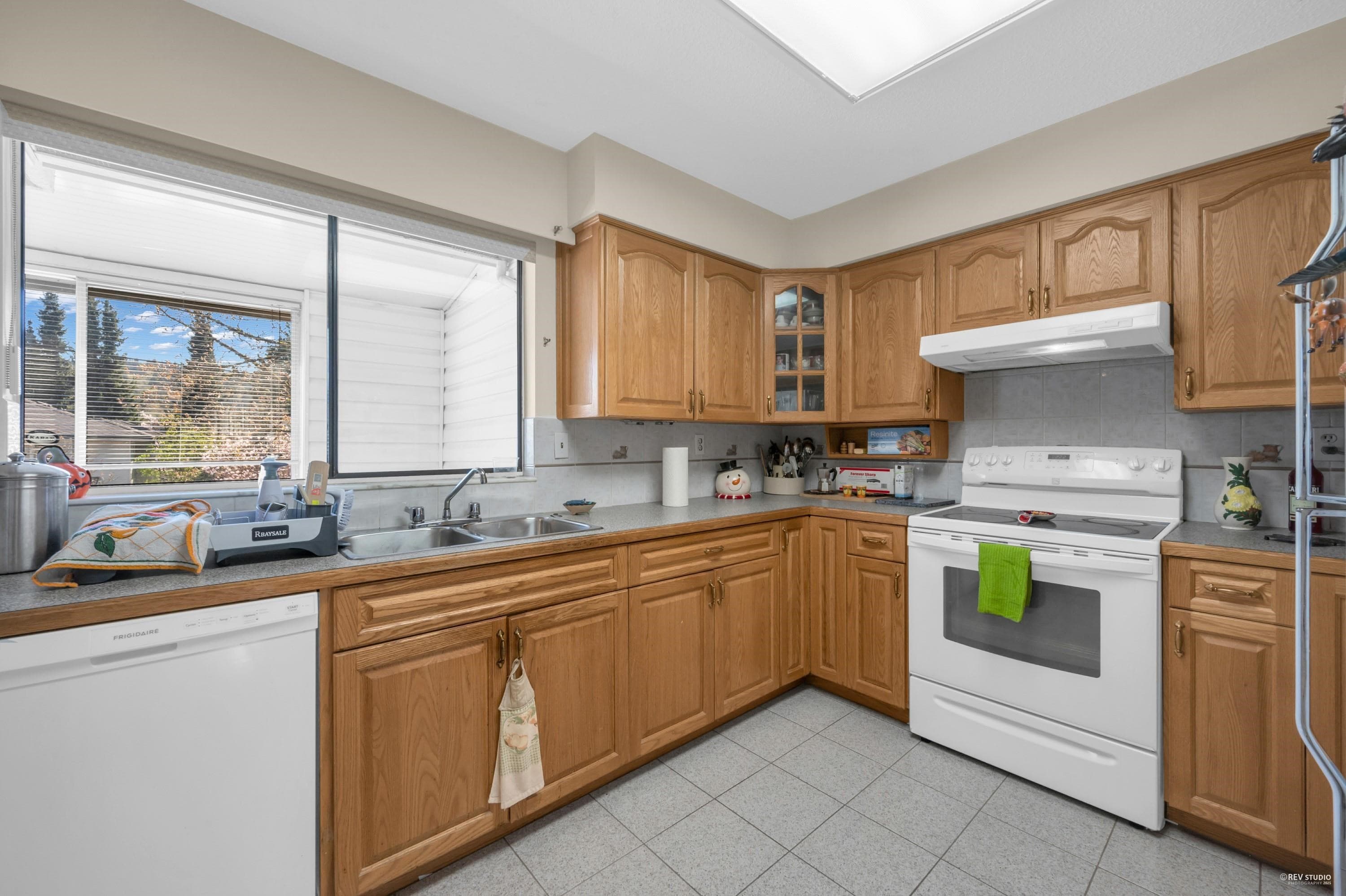 567 Clare Avenue, Burnaby, V5B 4L3 — photo 3