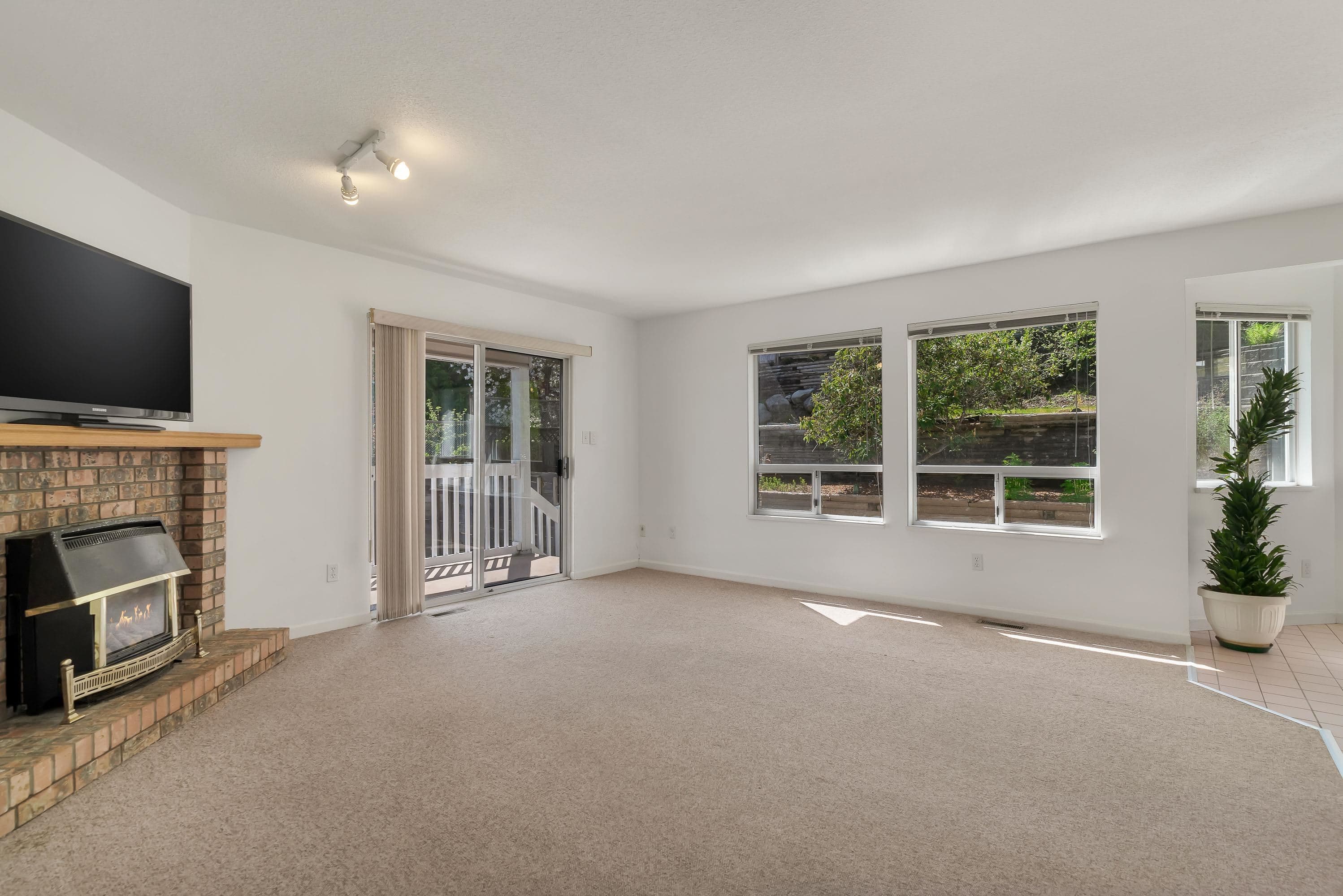 575 Clearwater Way, Coquitlam, V3C 5W5 — photo 4