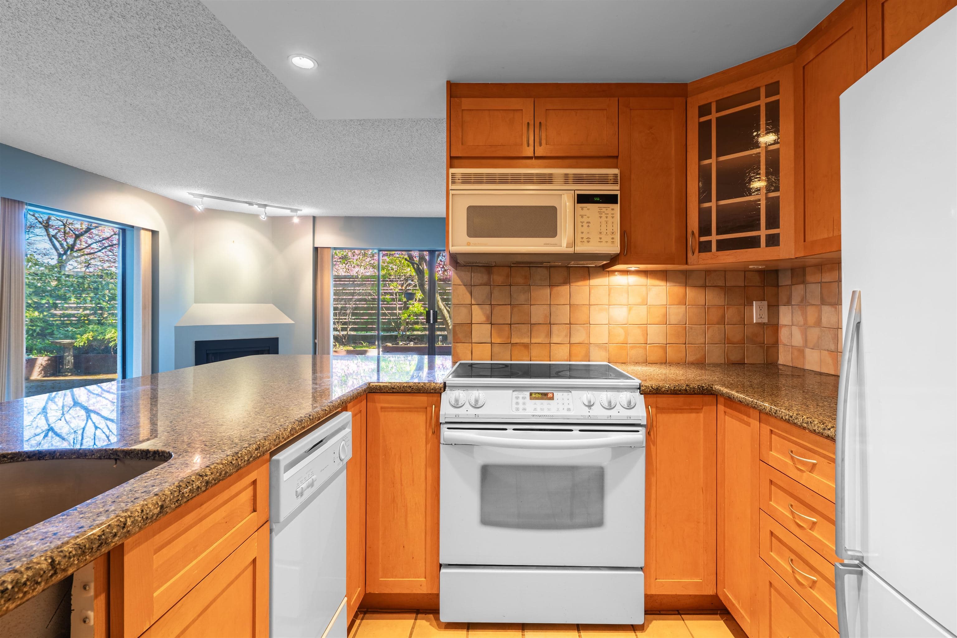 102 - 747 17th Street, West Vancouver, V7V 3T4 — photo 4