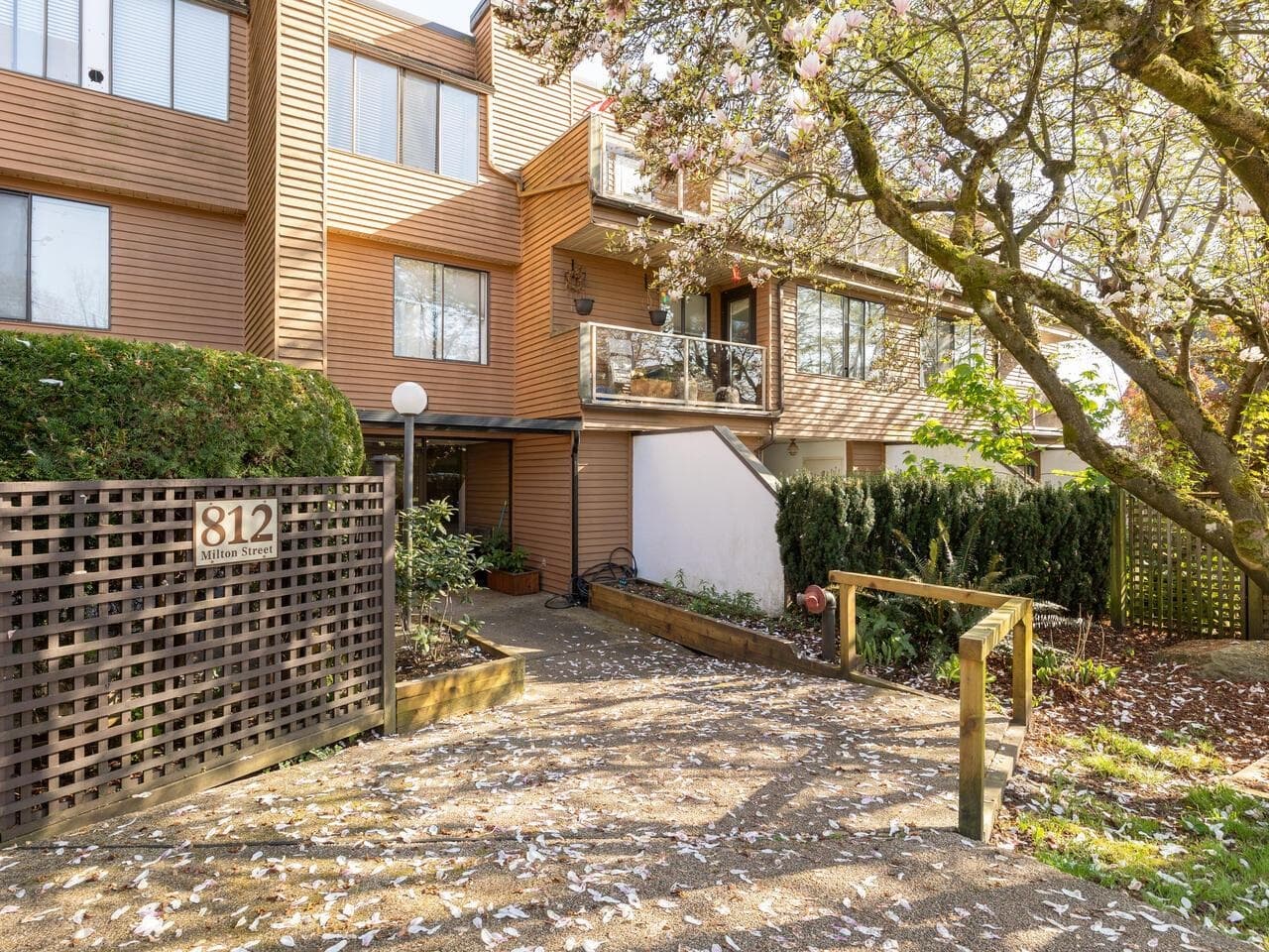 114 - 812 Milton Street, New Westminster, V3M 1N2 — photo 1