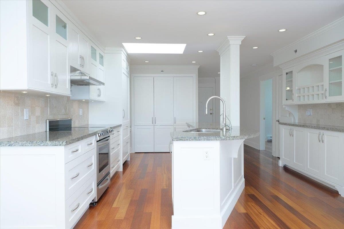 302 - 2455 Bellevue Avenue, West Vancouver, V7V 1E1 — photo 2