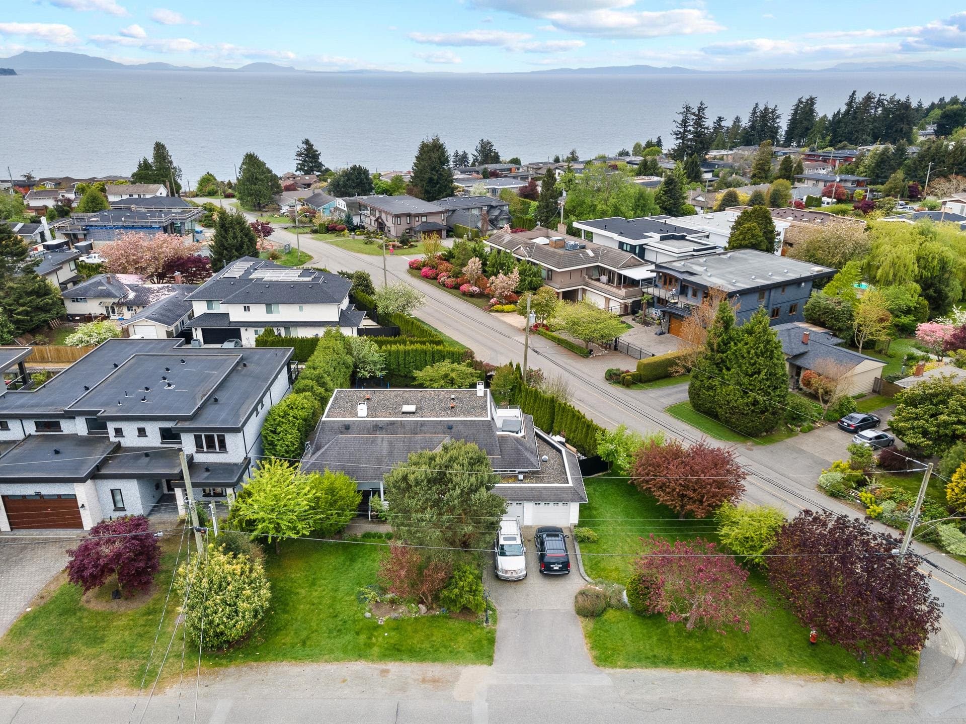 14424 Mann Park Crescent, White Rock, V4B 3A8 — photo 1