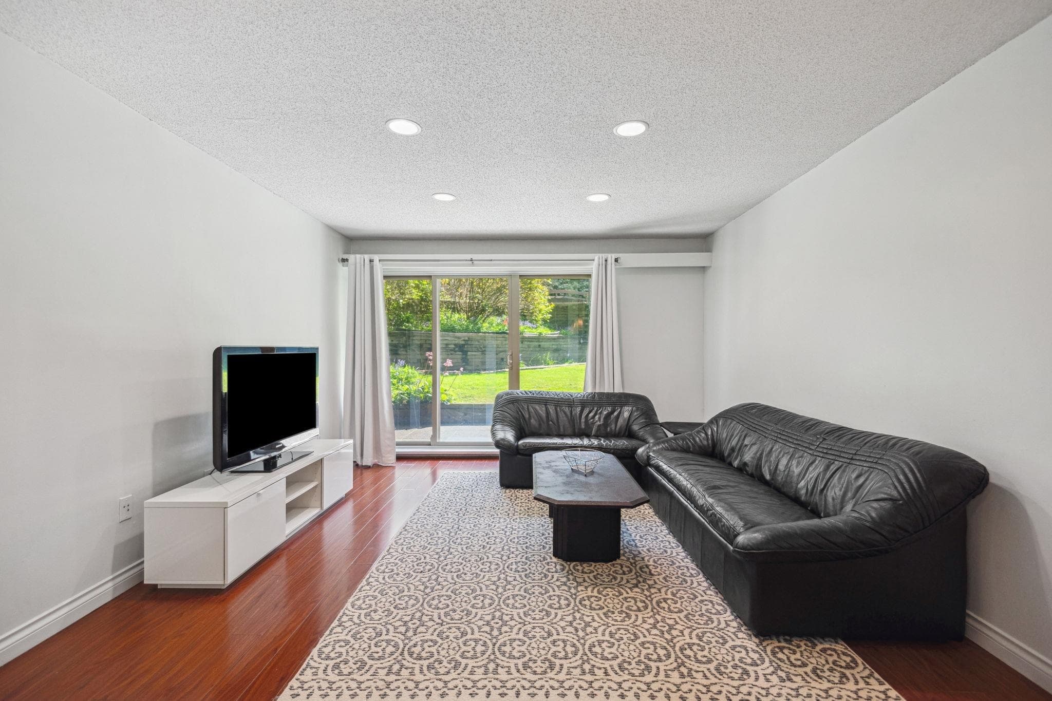 101 - 9857 Manchester Drive, Burnaby, V3N 4P5 — photo 2