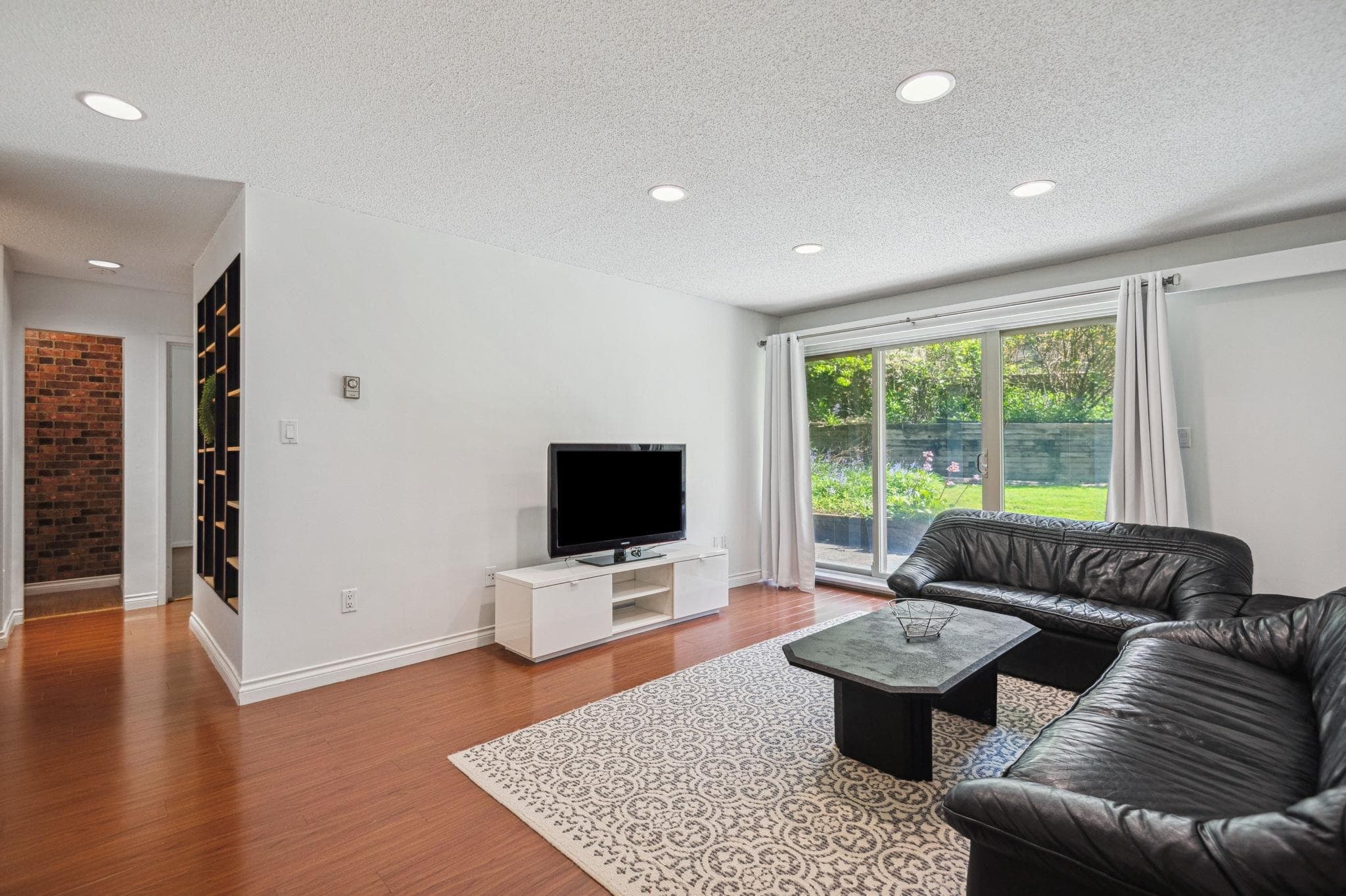 101 - 9857 Manchester Drive, Burnaby, V3N 4P5 — photo 1