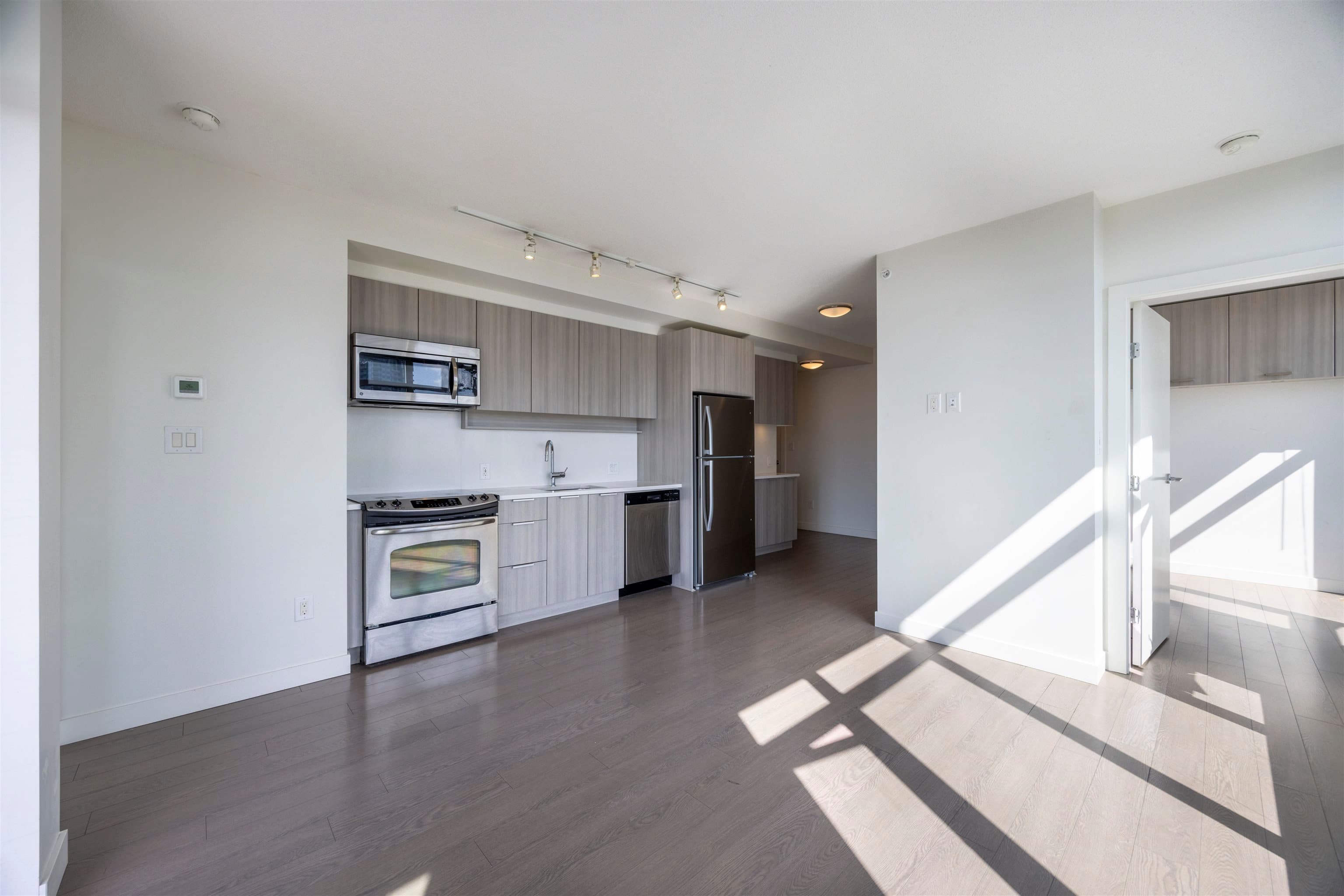 1206 - 13308 Central Avenue, Surrey, V3T 0M4 — photo 4