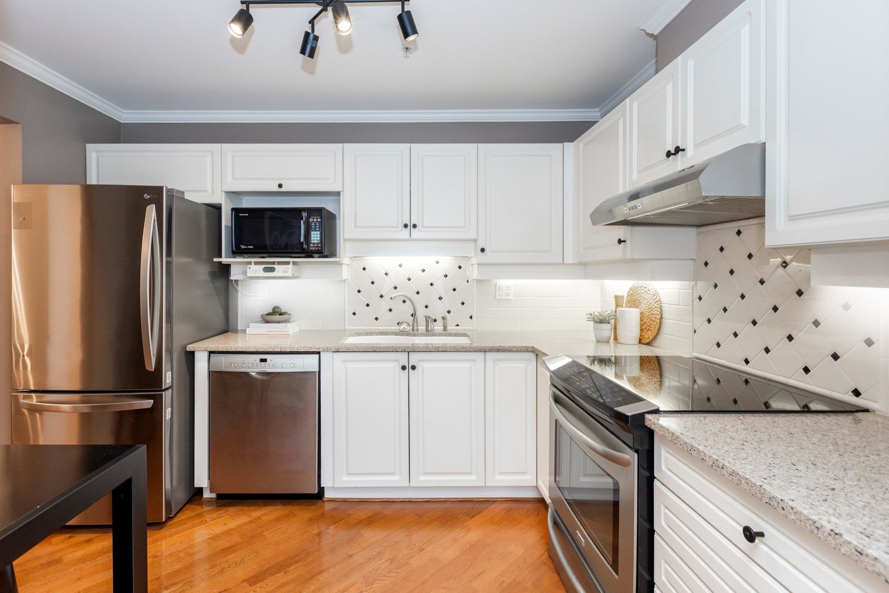 111 - 15272 20 Avenue, Surrey, V4A 2A3 — photo 2