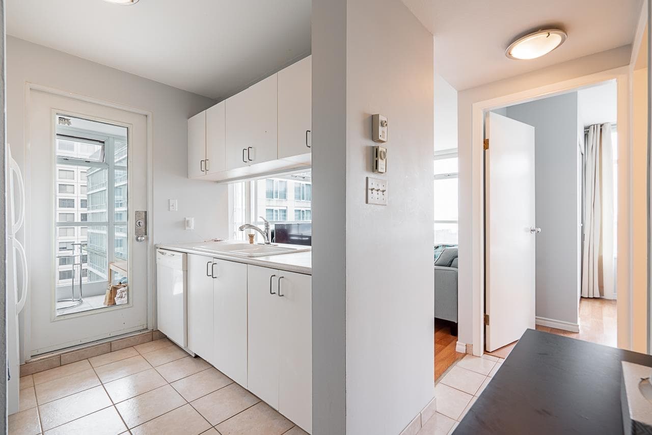 1907 - 438 Seymour Street, Vancouver, V6B 6H4 — photo 3