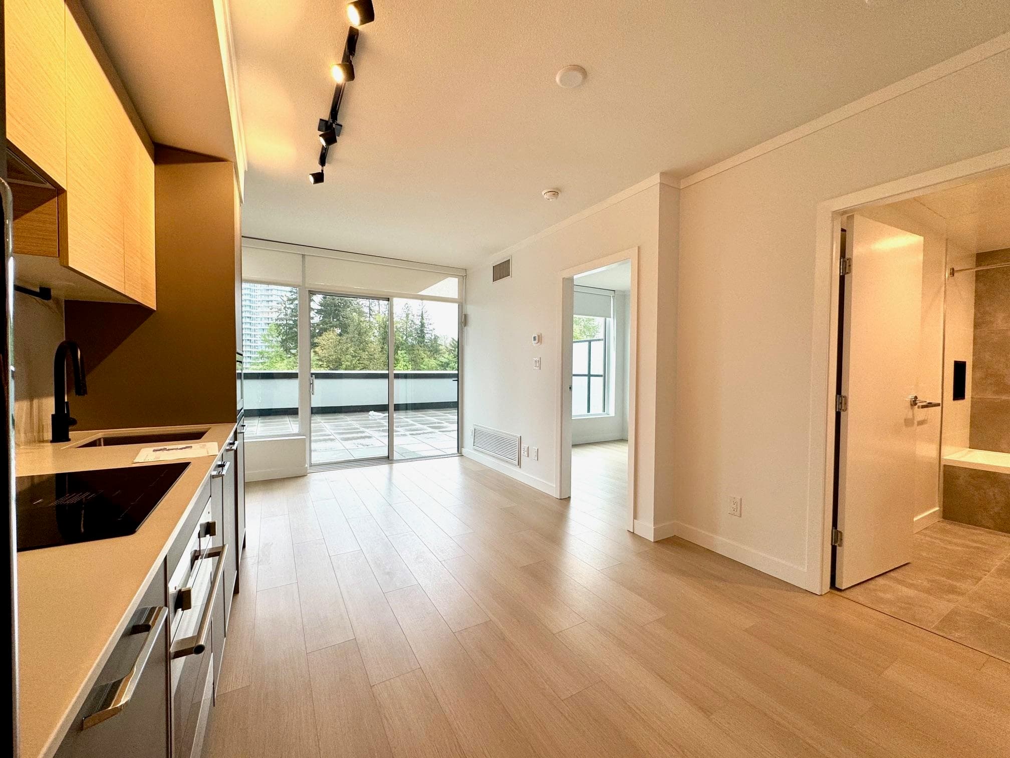 304 - 13725 George Junction, Surrey, V3T 0V7 — photo 2