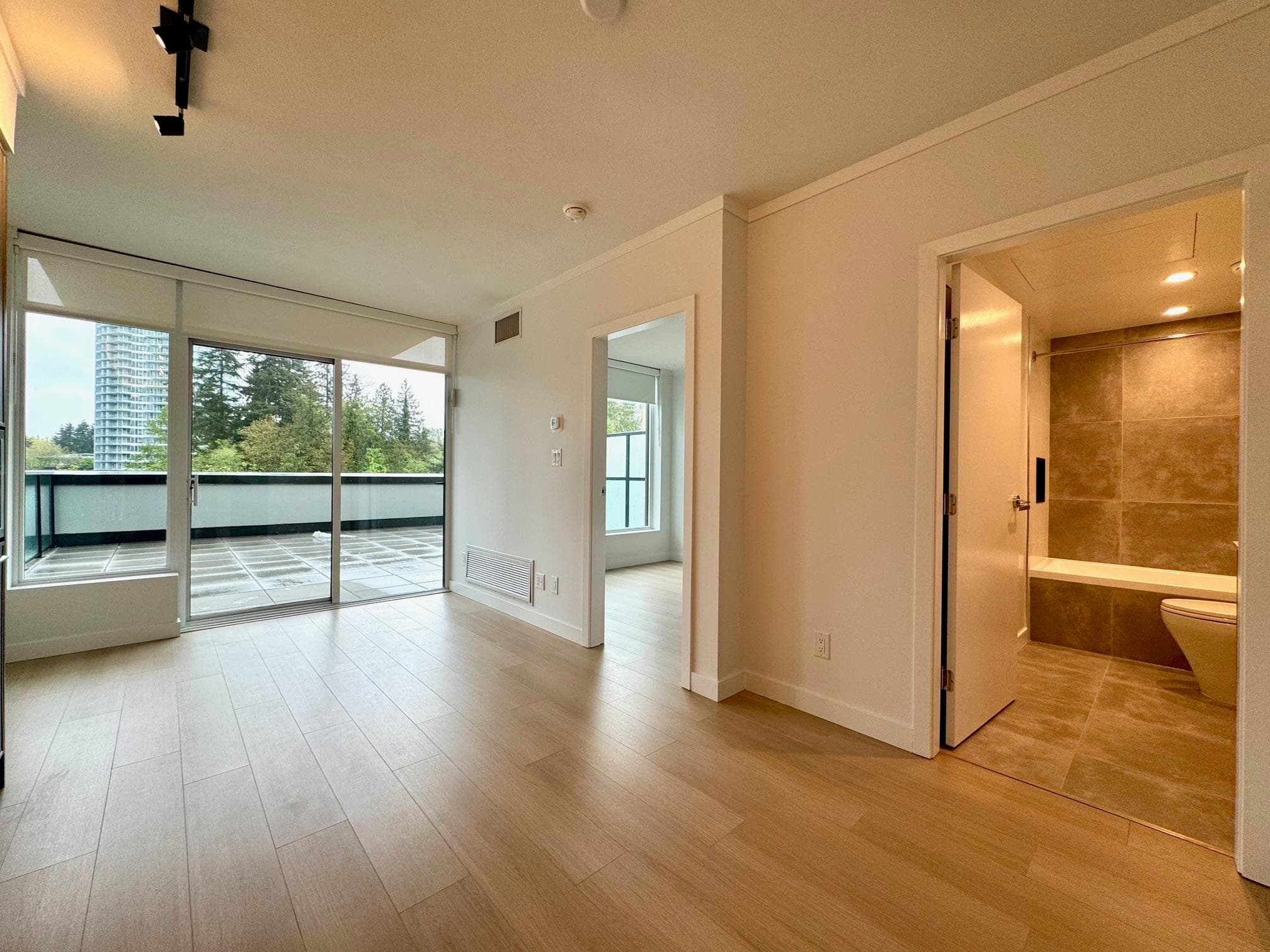 304 - 13725 George Junction, Surrey, V3T 0V7 — photo 3