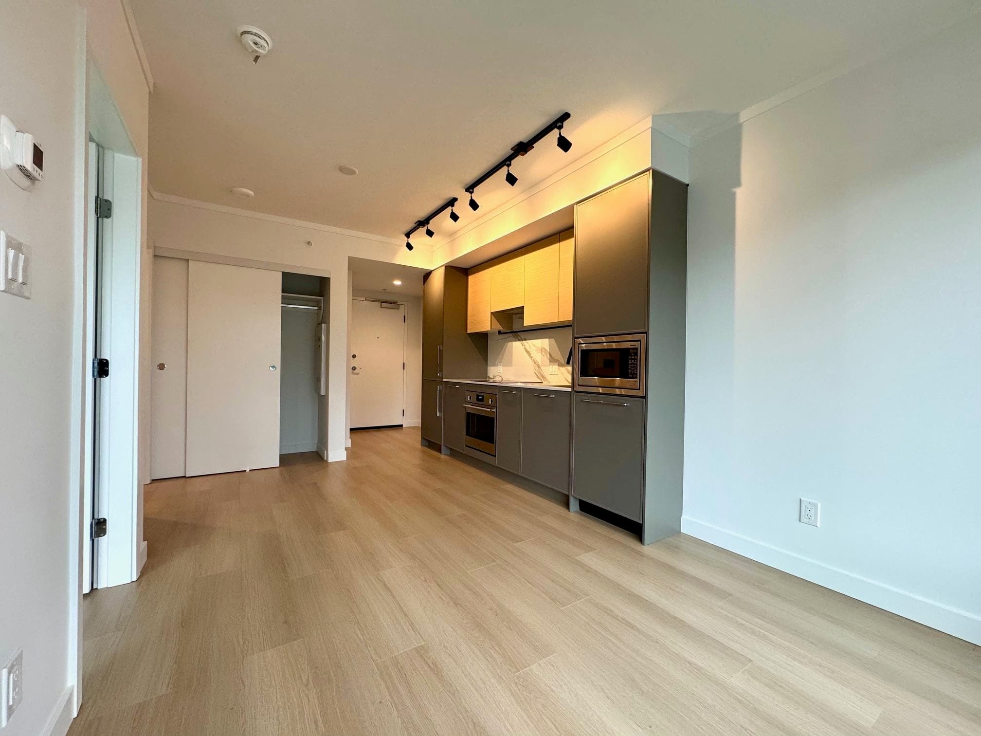 304 - 13725 George Junction, Surrey, V3T 0V7 — photo 4