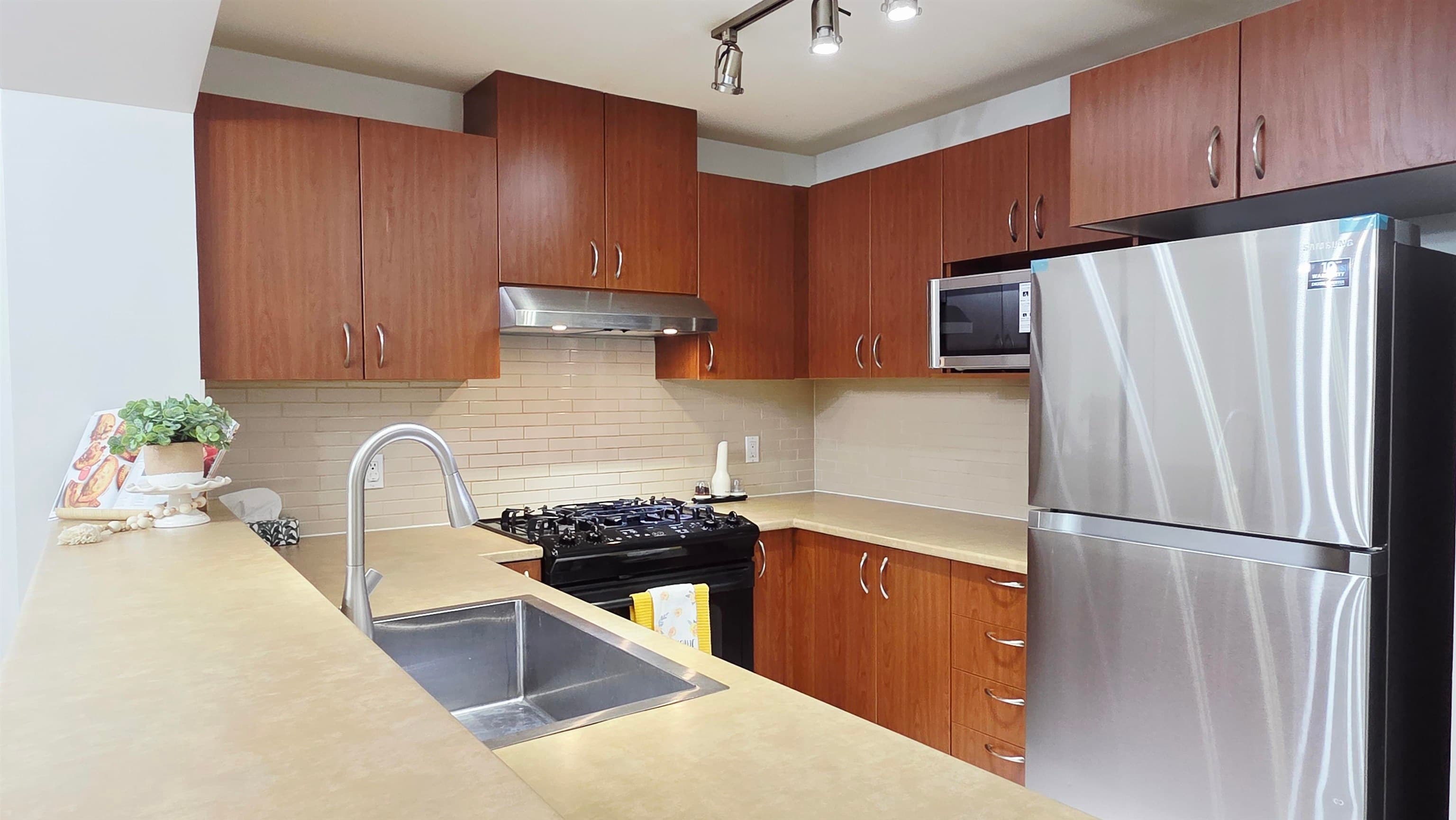 303 - 9098 Halston Court, Burnaby, V3N 0A6 — photo 4