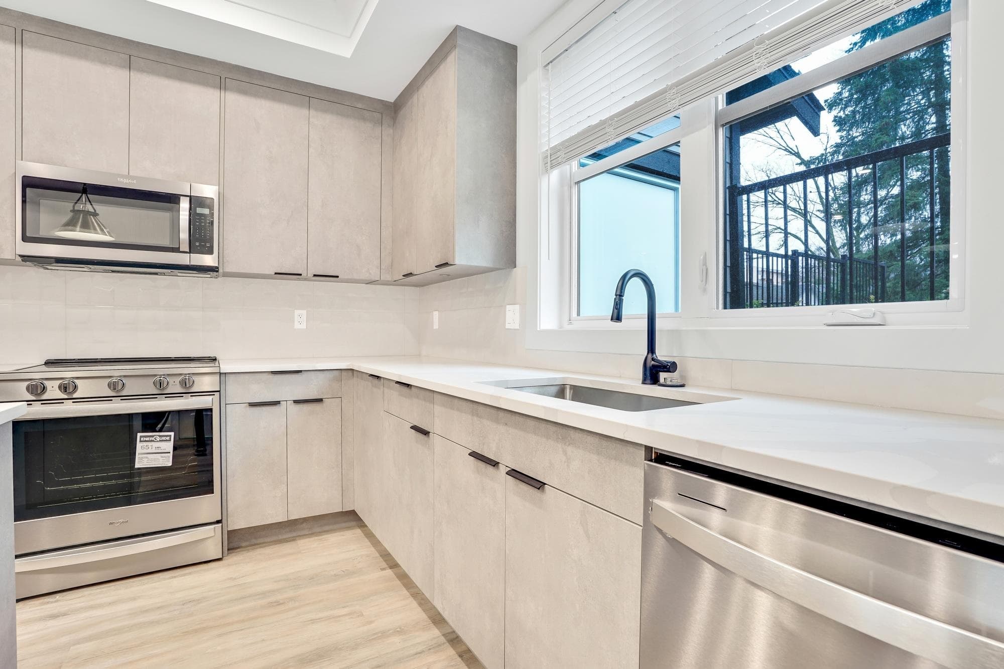 47 E Eighth Avenue, New Westminster, V3L 4J4 — photo 2