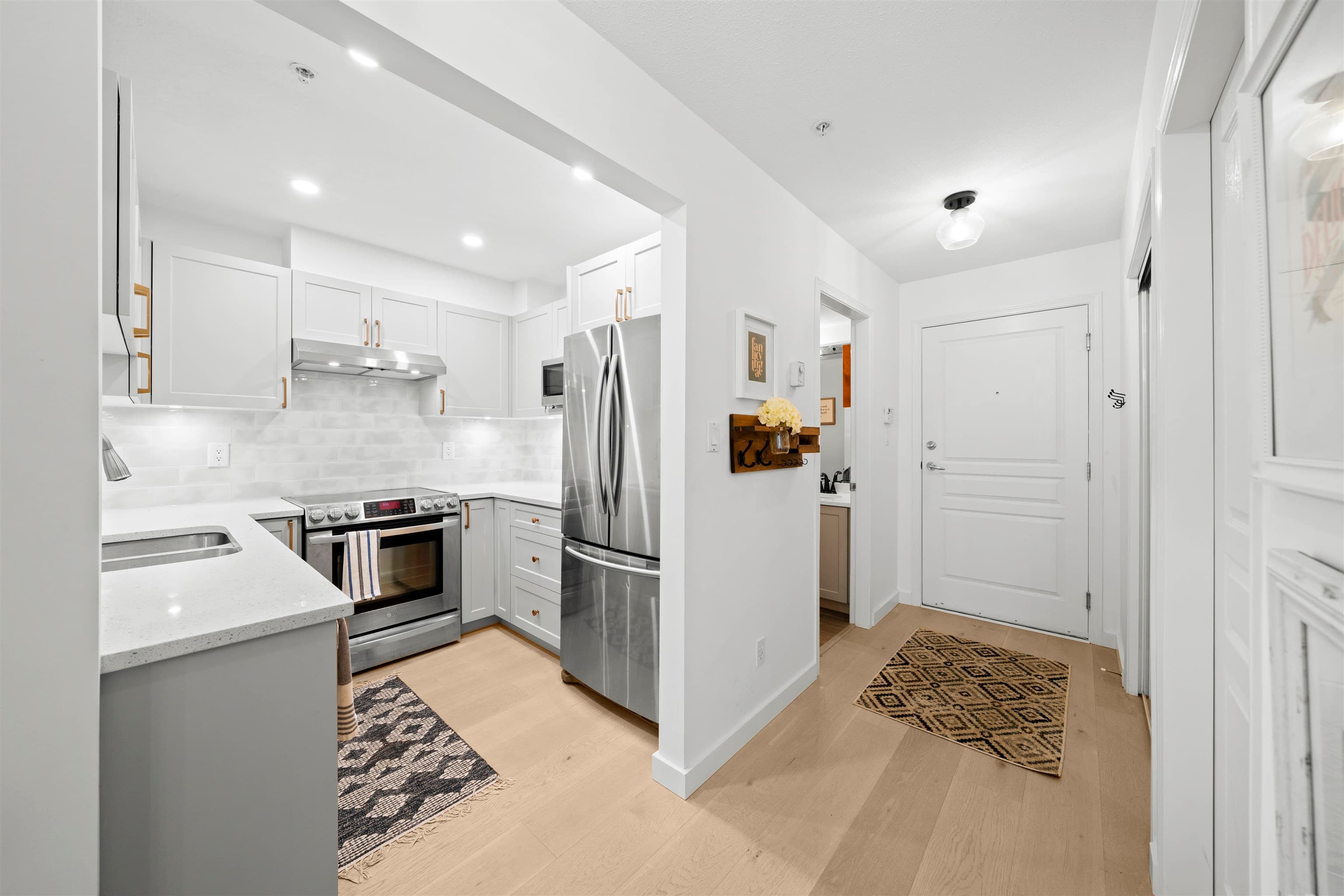 202 - 3333 W 4th Avenue, Vancouver, V6R 4R9 — photo 1