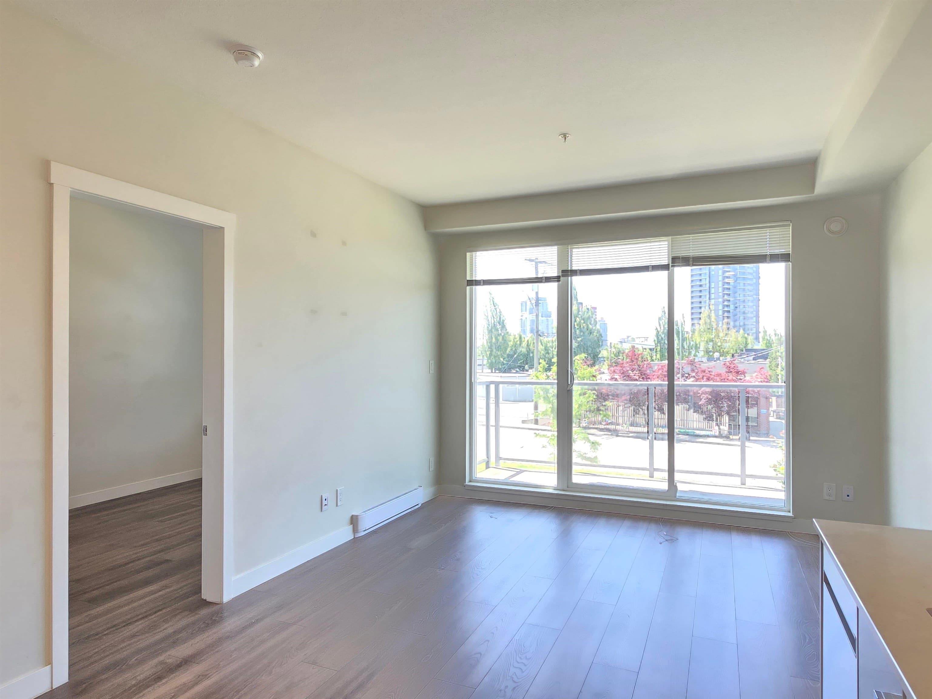 204 - 10838 Whalley Boulevard, Surrey, V3R 0G8 — photo 2